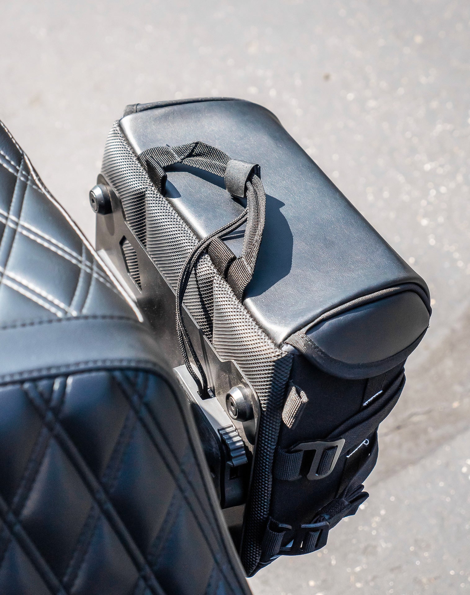 10L - Incognito Quick Mount Small Solo Saddlebag (Left Only) for Harley Softail Low Rider ST FXLRST v3