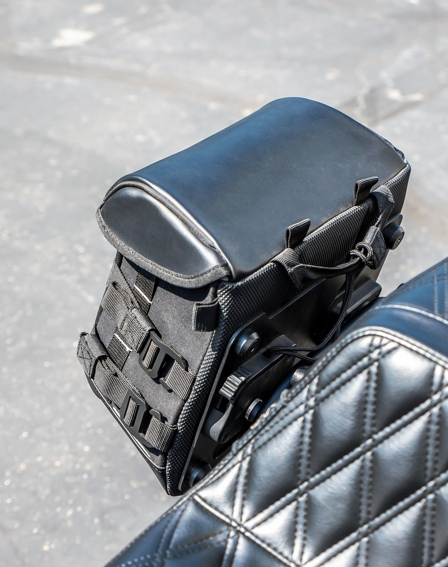 10L - Incognito Quick Mount Small Solo Saddlebag (Right Only) for Harley Softail Low Rider ST FXLRST v3