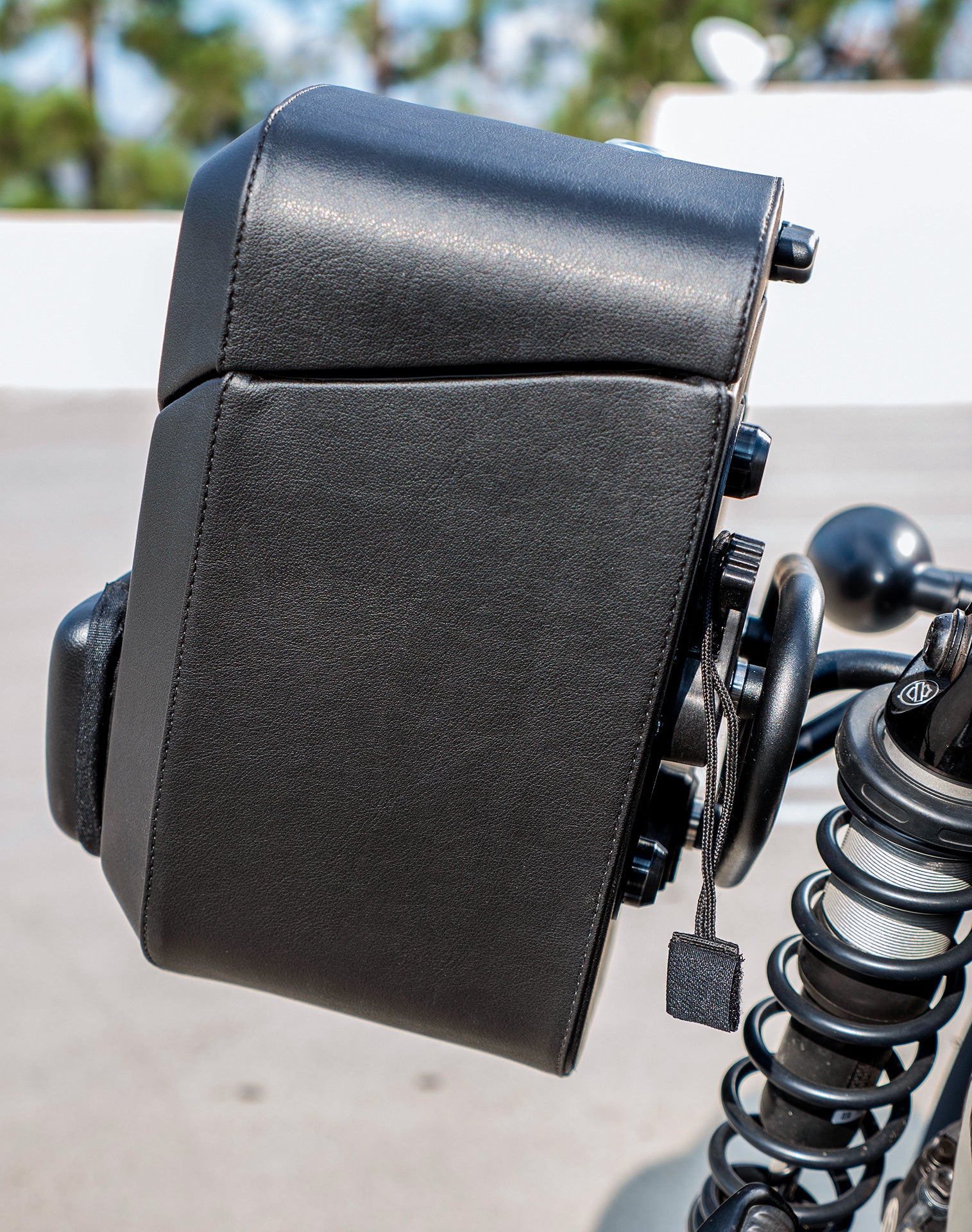 24L - Ironclad Quick-Mount Medium Triumph Speed Twin 900 Leather Wrapped Hard Saddlebags Life Style 3