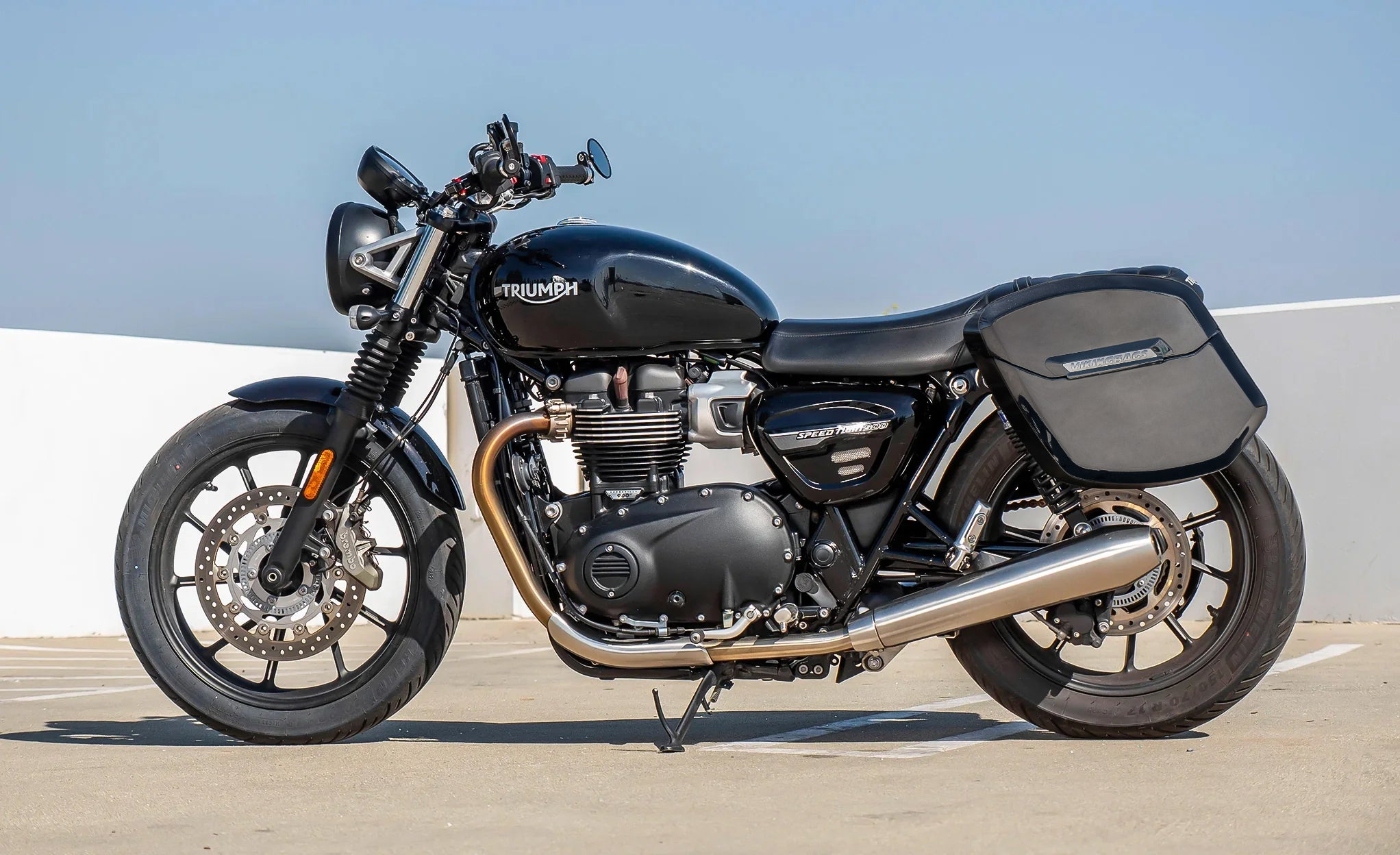 24L - Ironclad Quick-Mount Medium Triumph Speed Twin 900 Painted Hard Saddlebags Lifestyle @expand