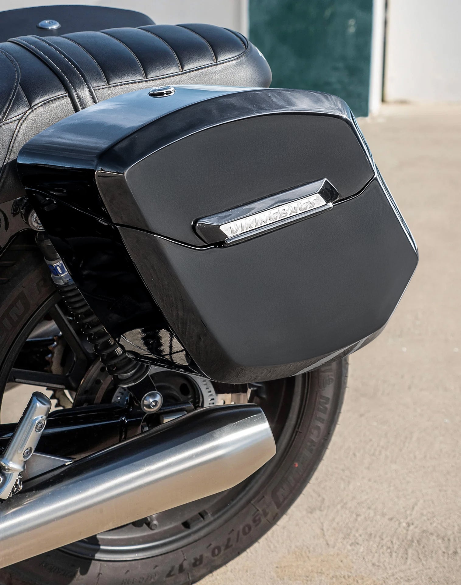 24L - Ironclad Quick-Mount Medium Triumph Speed Twin 900 Painted Hard Saddlebags Lifestyle