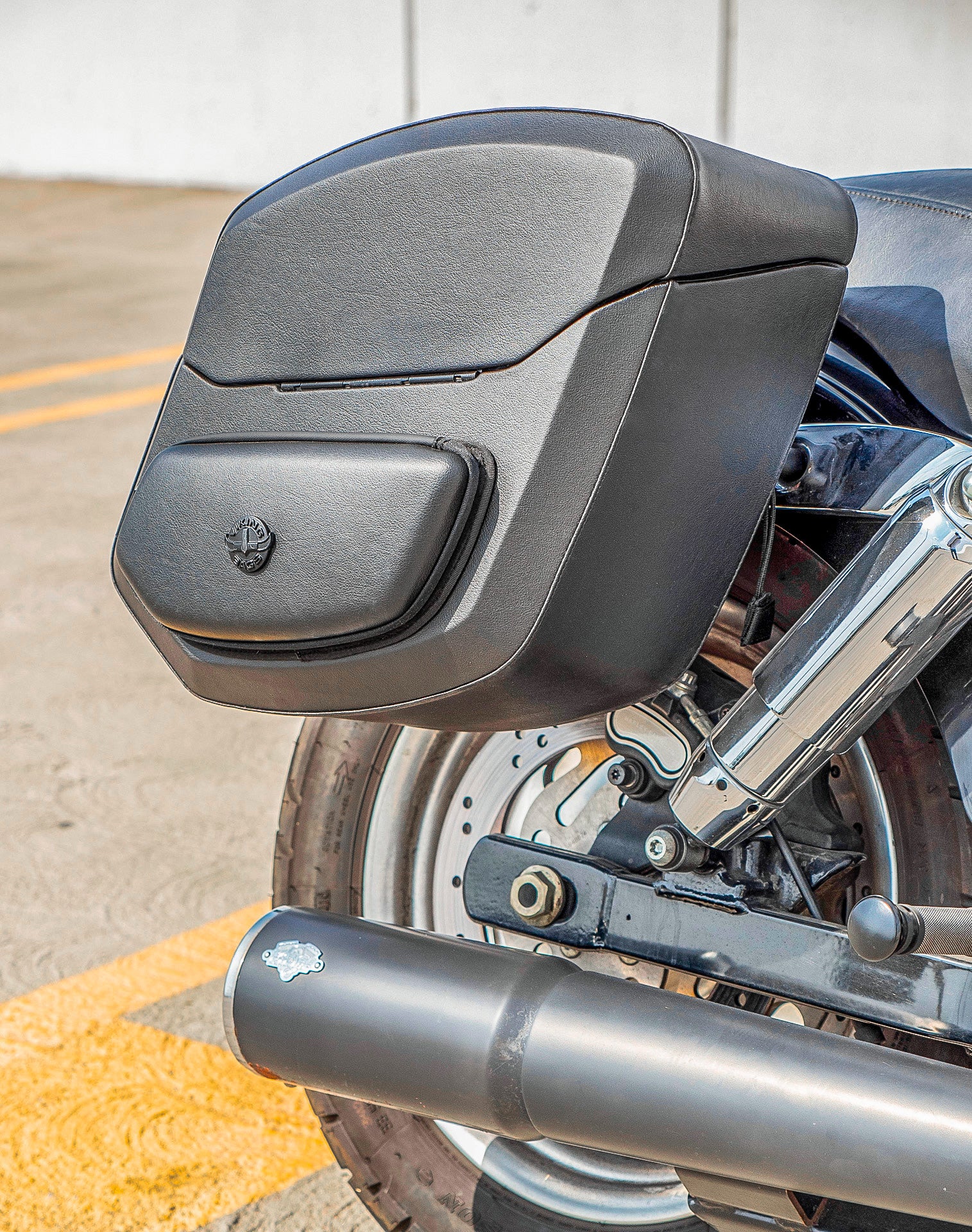 24L - Ironclad Quick-Mount Medium Harley Dyna Fat Bob FXDF Leather Wrapped Hard Saddlebags Life Style 3