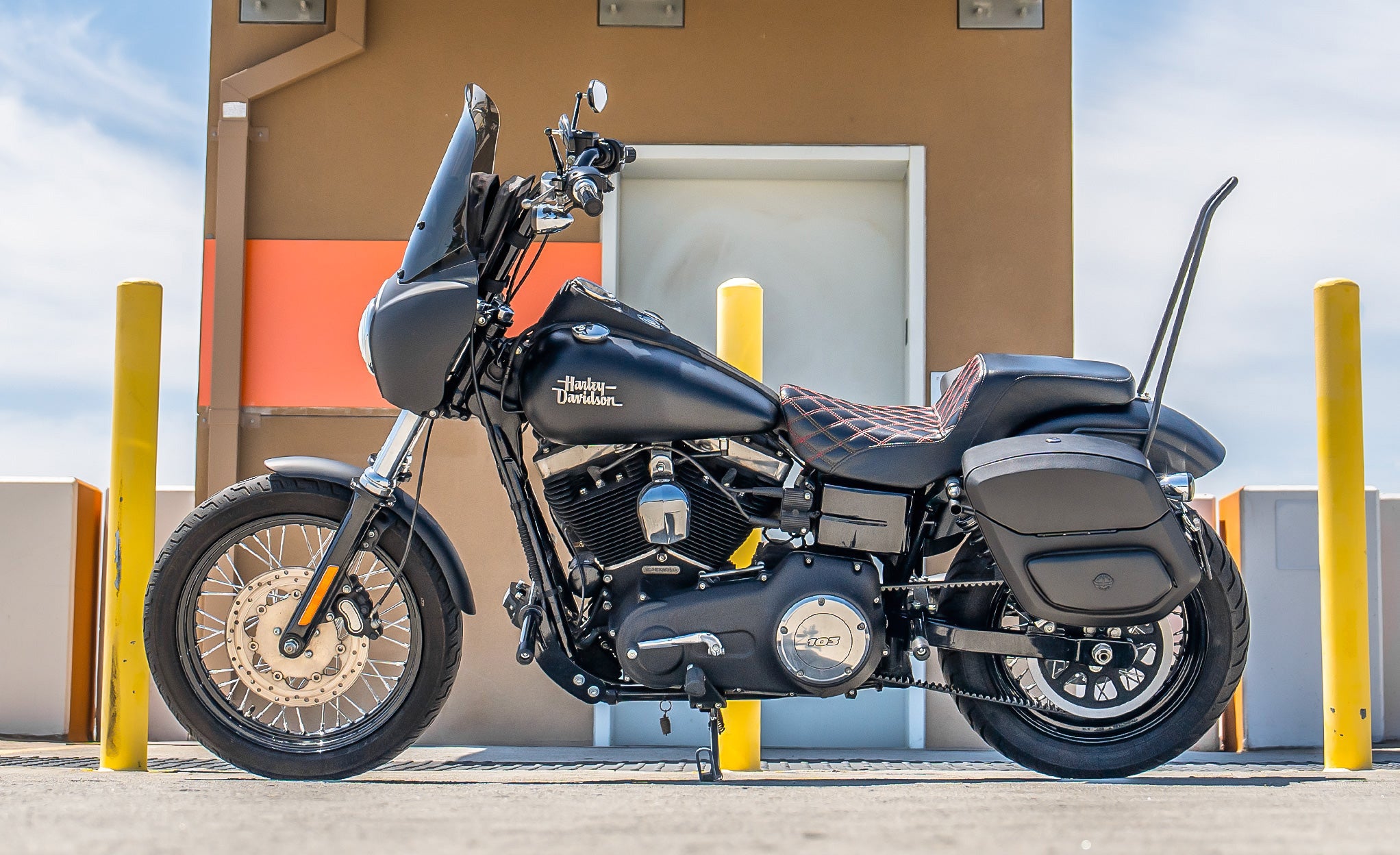 24L - Ironclad Quick-Mount Medium Harley Dyna Street Bob FXDB Leather Wrapped Hard Saddlebags Lifestyle @expand