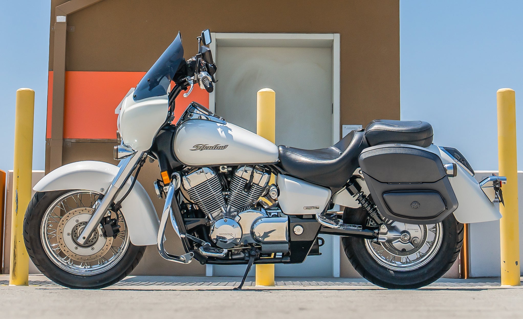 24L - Ironclad Quick-Mount Medium Honda 750 Shadow Aero Leather Wrapped Hard Saddlebags Life Style Photo @expand