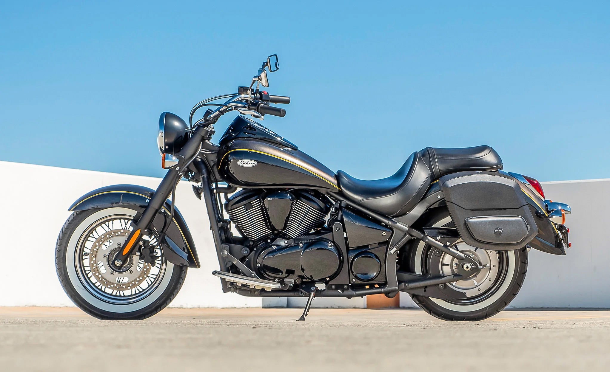 24L - Ironclad Quick-Mount Medium Kawasaki Vulcan 900 Classic VN900 Leather Wrapped Hard Saddlebags Life Style Photo @expand