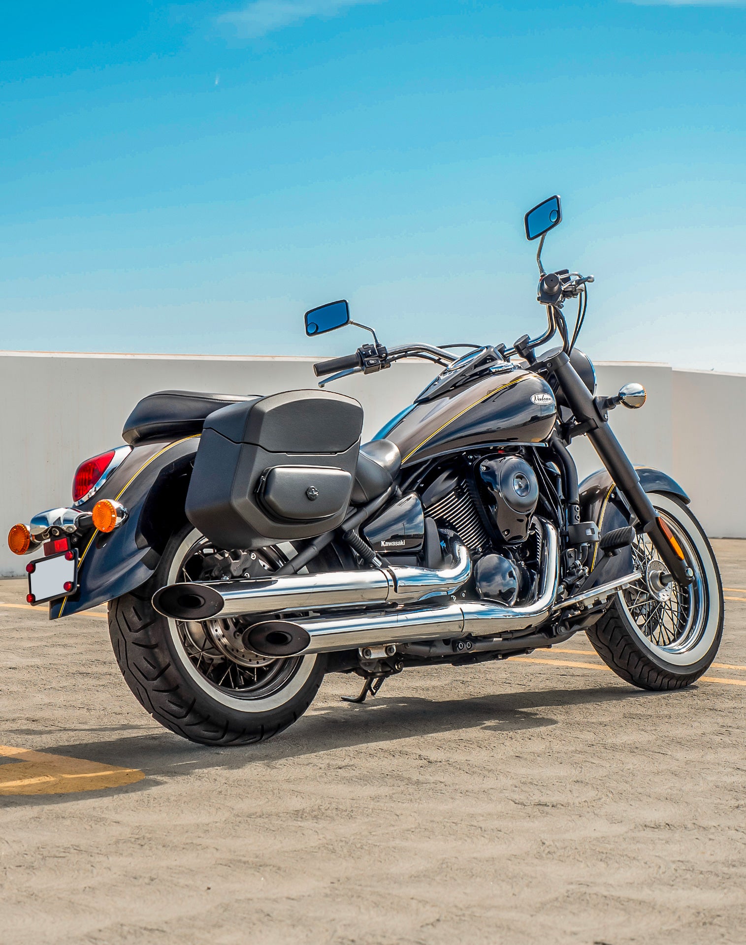 24L - Ironclad Quick-Mount Medium Kawasaki Vulcan 900 Classic VN900 Leather Wrapped Hard Saddlebags Life Style 1