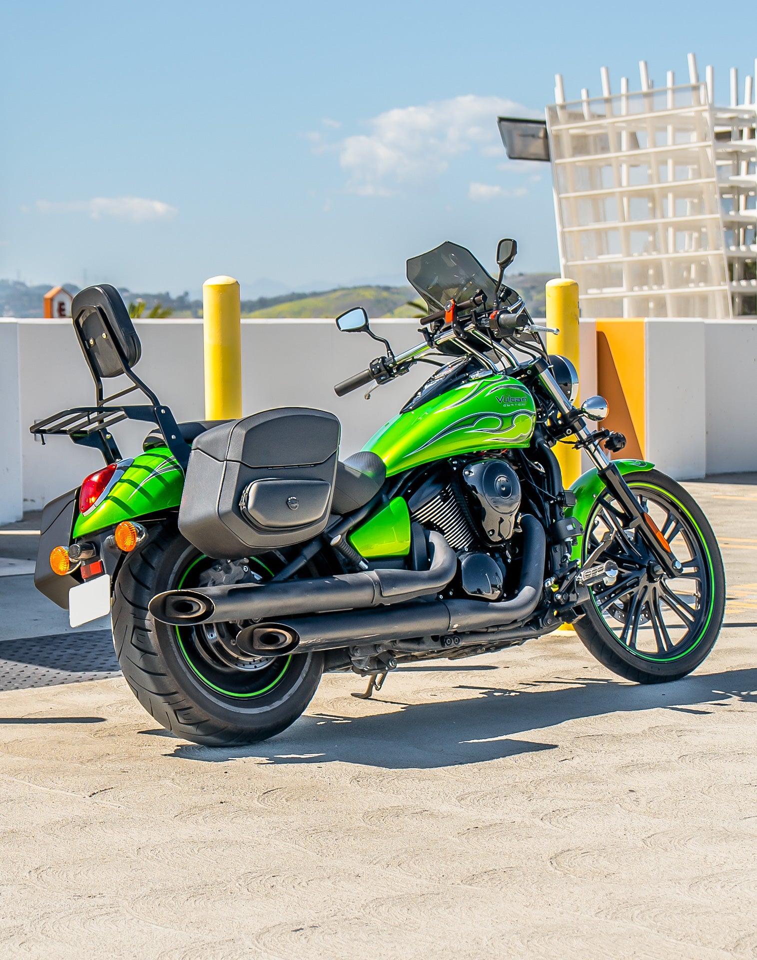 24L - Ironclad Quick-Mount Medium Kawasaki Vulcan 900 Custom Leather Wrapped Hard Saddlebags Life Style 1