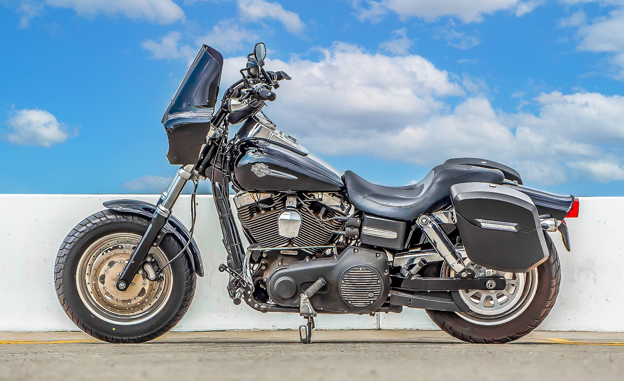 24L - Ironclad Quick-Mount Medium Harley Dyna Fat Bob FXDF Matte Hard Saddlebags Life Style Photo @expand