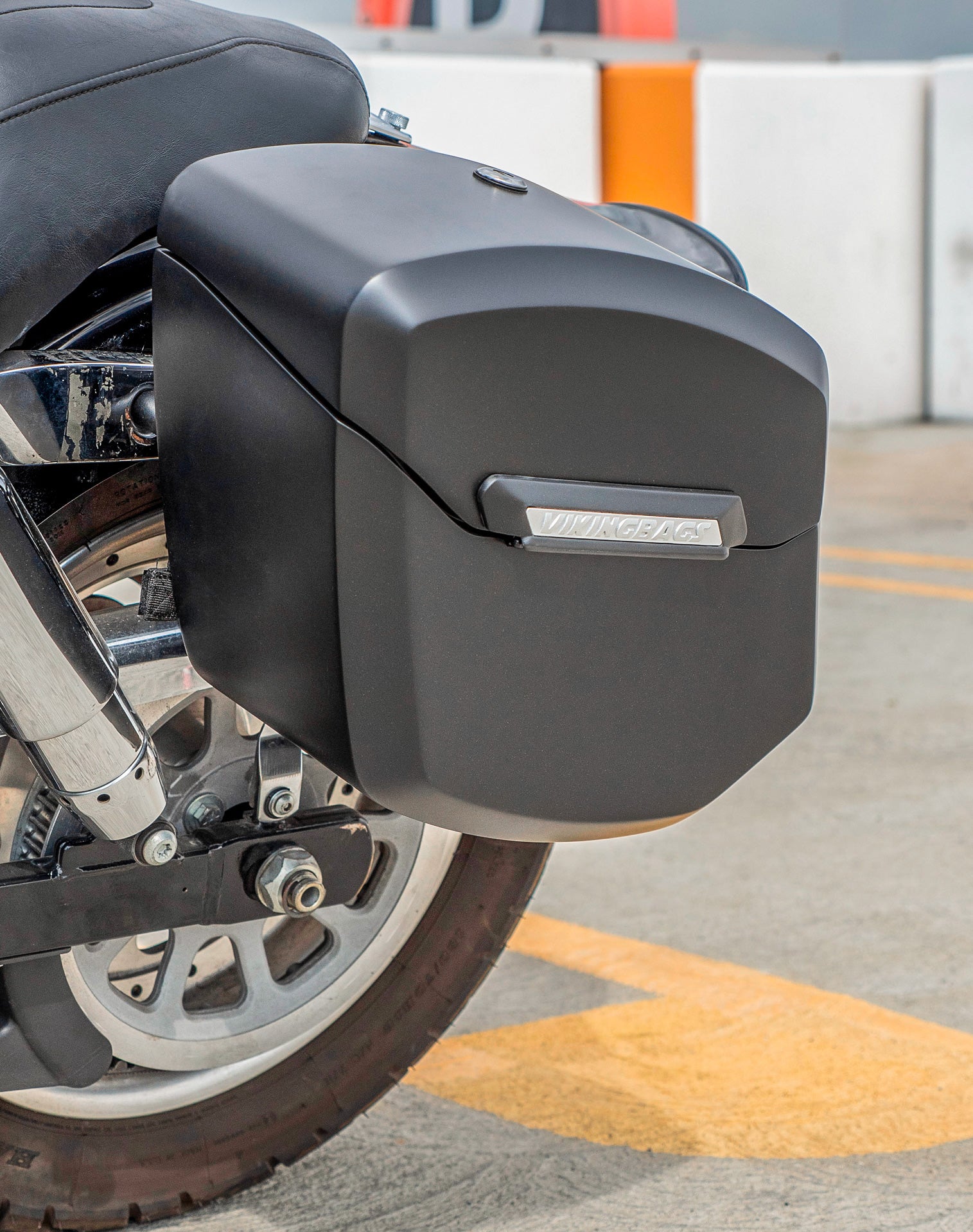 24L - Ironclad Quick-Mount Medium Harley Dyna Fat Bob FXDF Matte Hard Saddlebags Life style 4