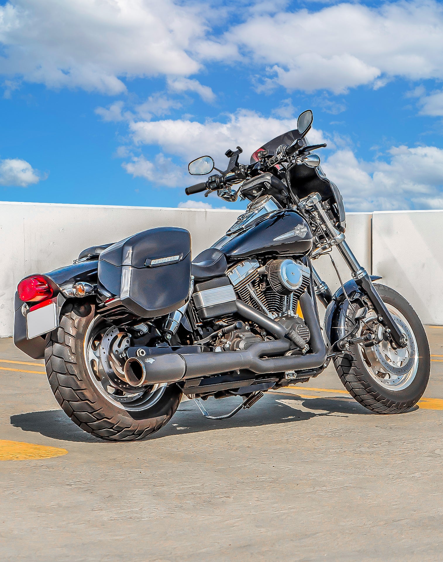 24L - Ironclad Quick-Mount Medium Harley Dyna Fat Bob FXDF Painted Hard Saddlebags Life style 1