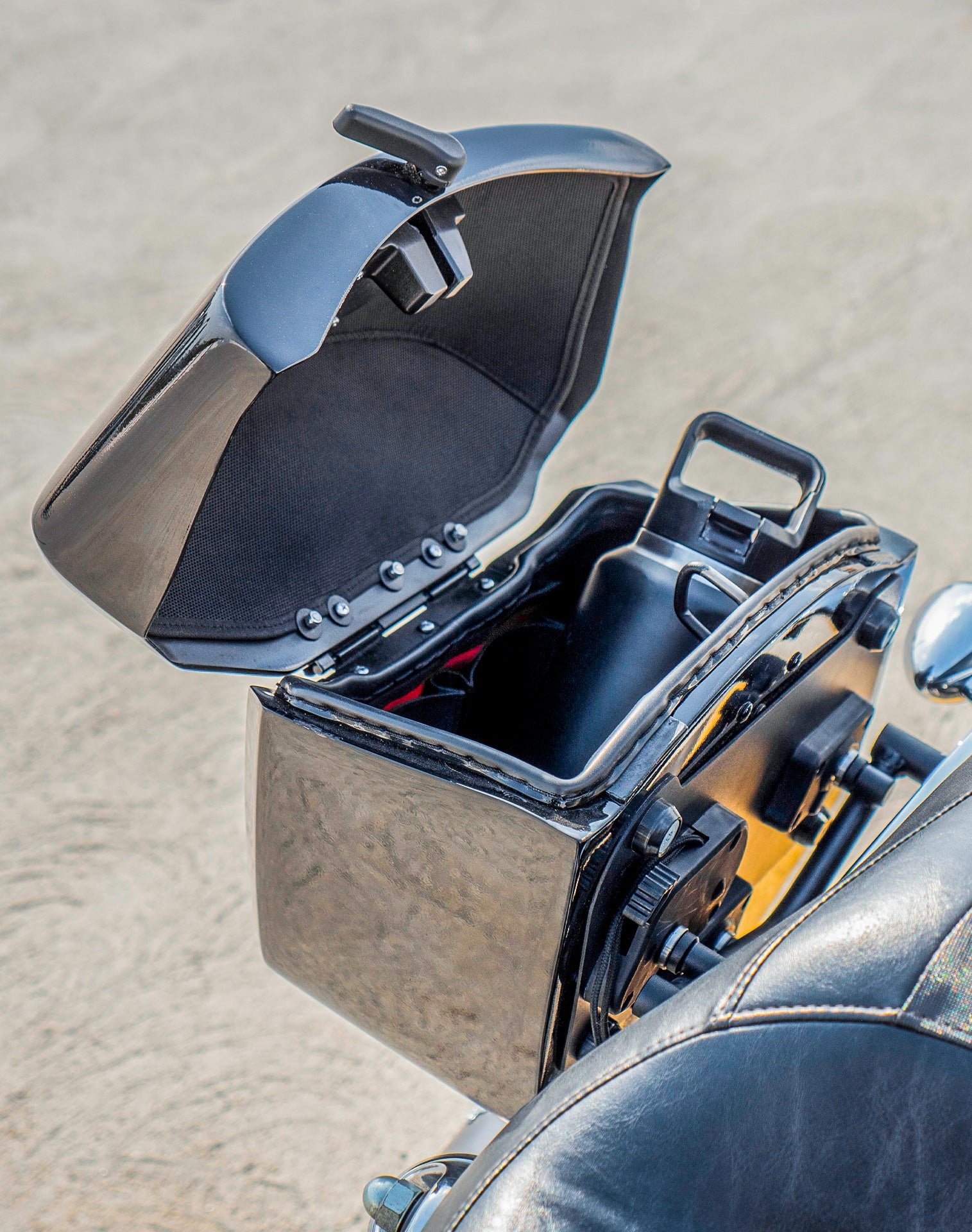 24L - Ironclad Quick-Mount Medium Harley Dyna Fat Bob FXDF Painted Hard Saddlebags Life style 4