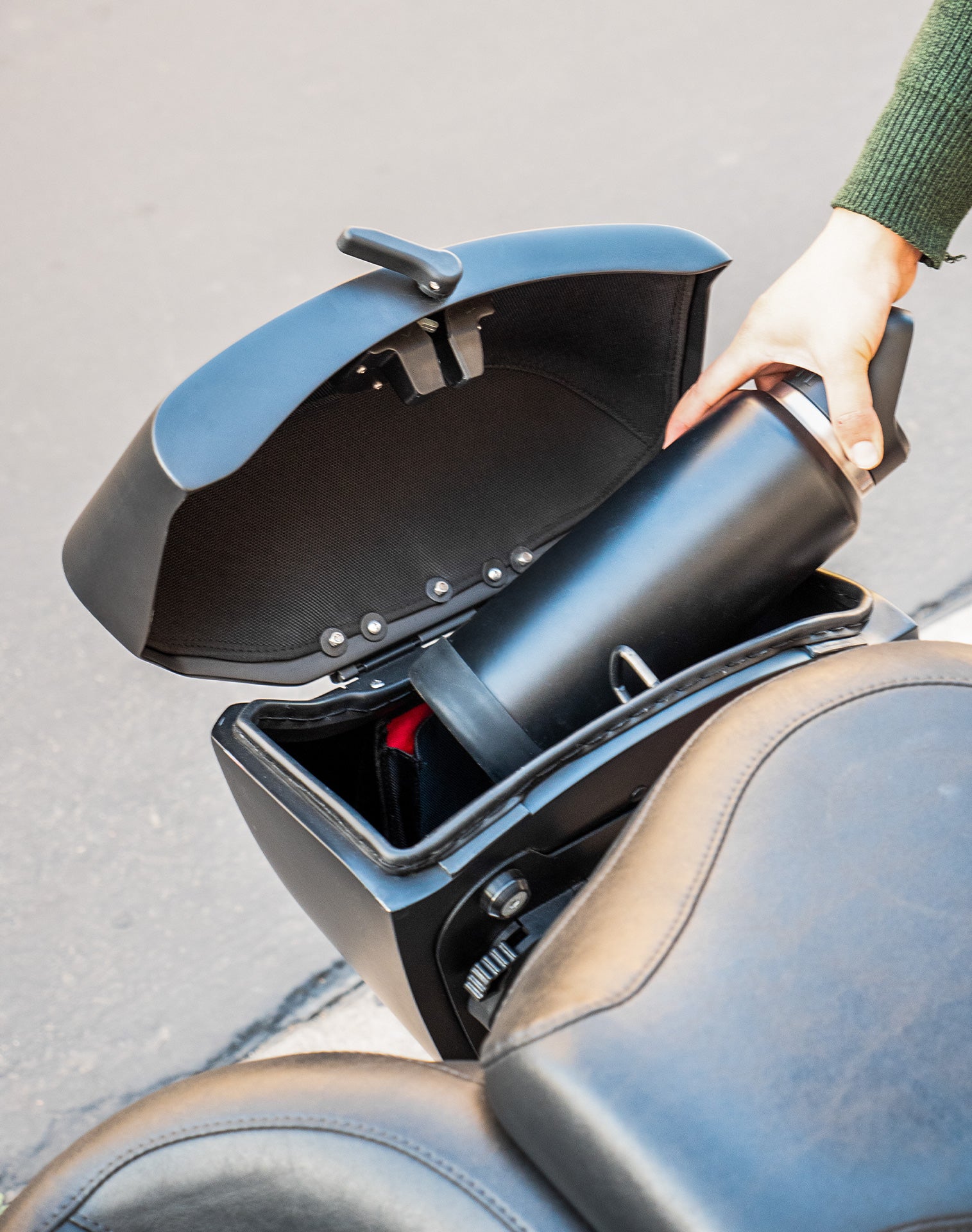 24L - Ironclad Quick-Mount Medium Harley Softail Fat Boy FLSTF/I Matte Hard Saddlebags Life style 4