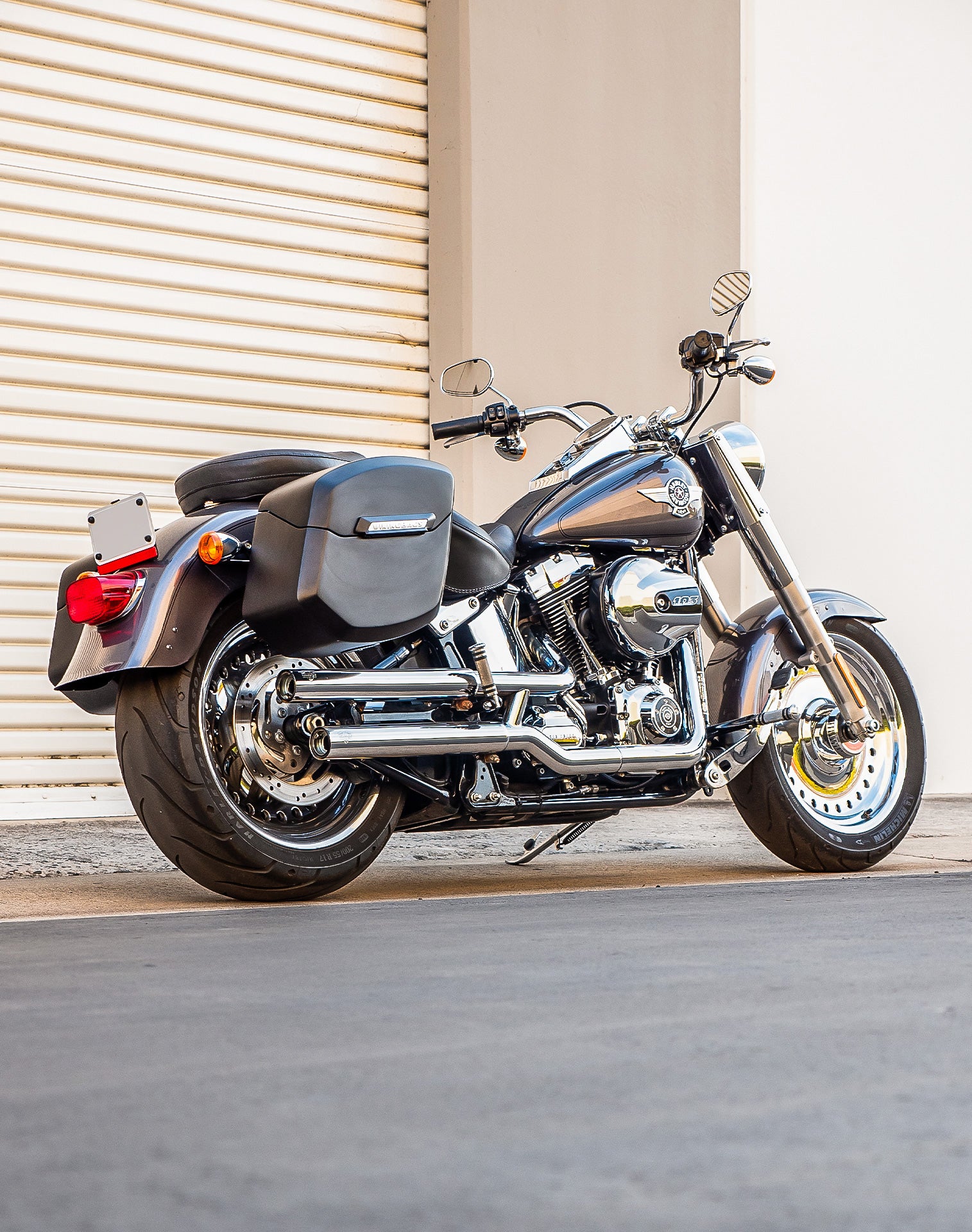 24L - Ironclad Quick-Mount Medium Harley Softail Fat Boy FLSTF/I Matte Hard Saddlebags Life style 1