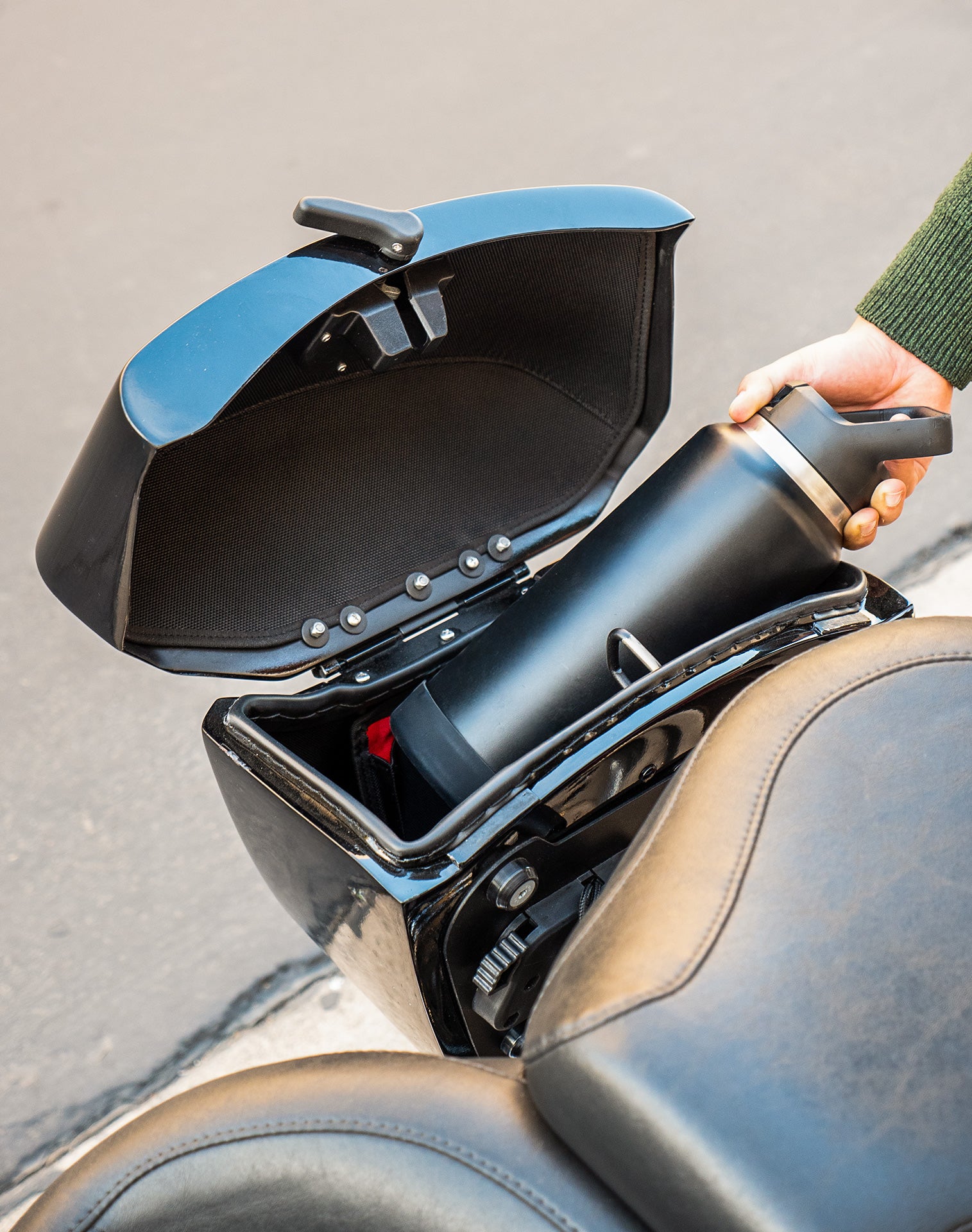 24L - Ironclad Quick-Mount Medium Harley Softail Fat Boy FLSTF/I Painted Hard Saddlebags Life style 4