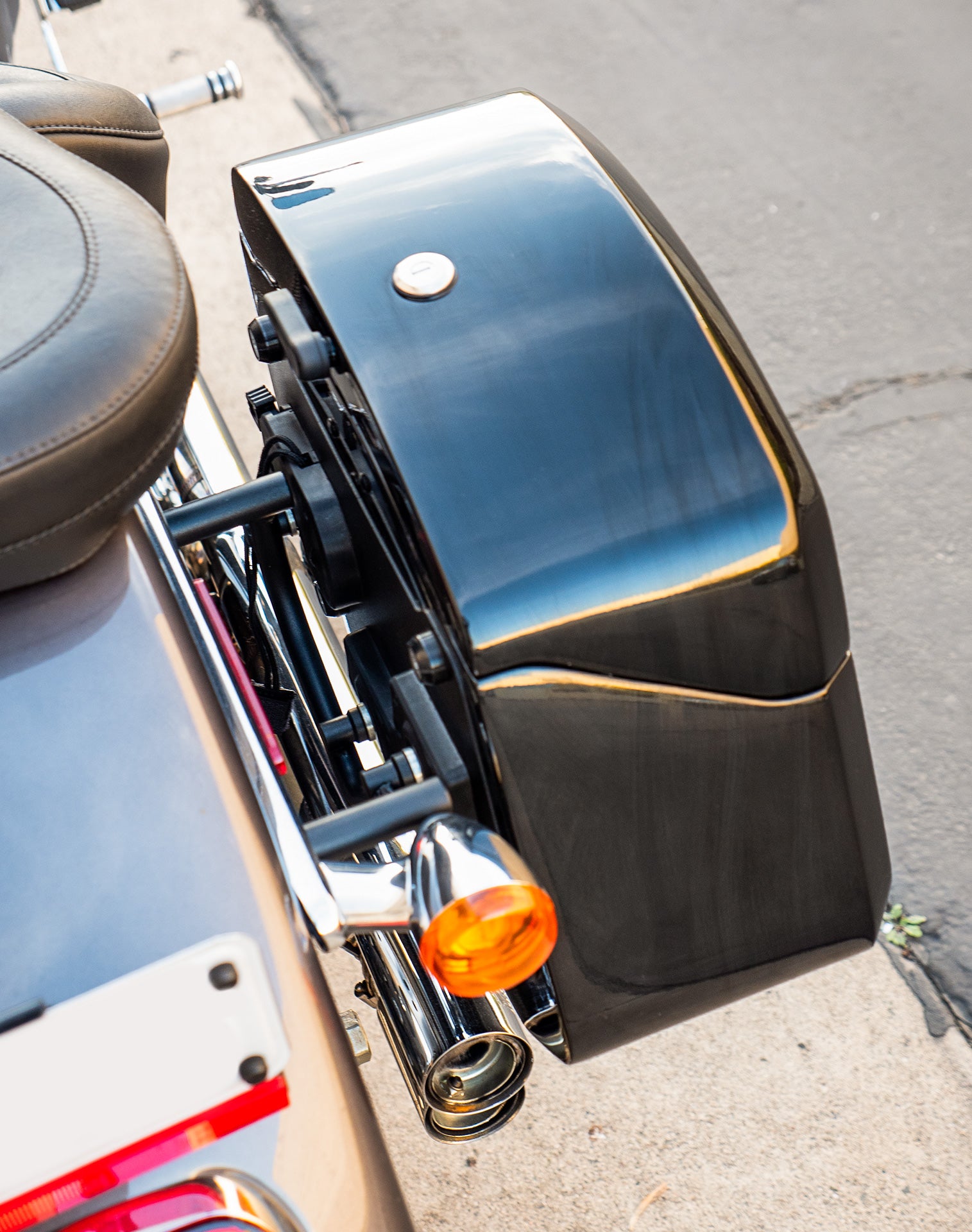 24L - Ironclad Quick-Mount Medium Harley Softail Fat Boy FLSTF/I Painted Hard Saddlebags Life style 3