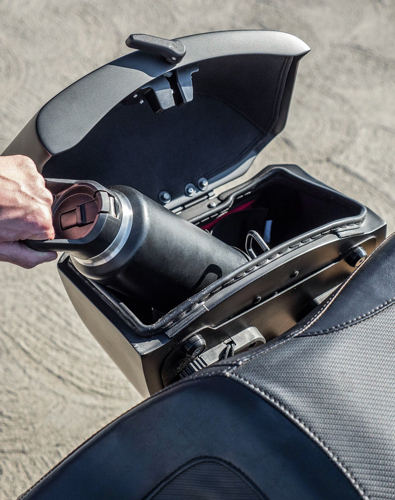 24L - Ironclad Quick-Mount Medium Harley Softail Standard FXST Matte Hard Saddlebags Life style 4