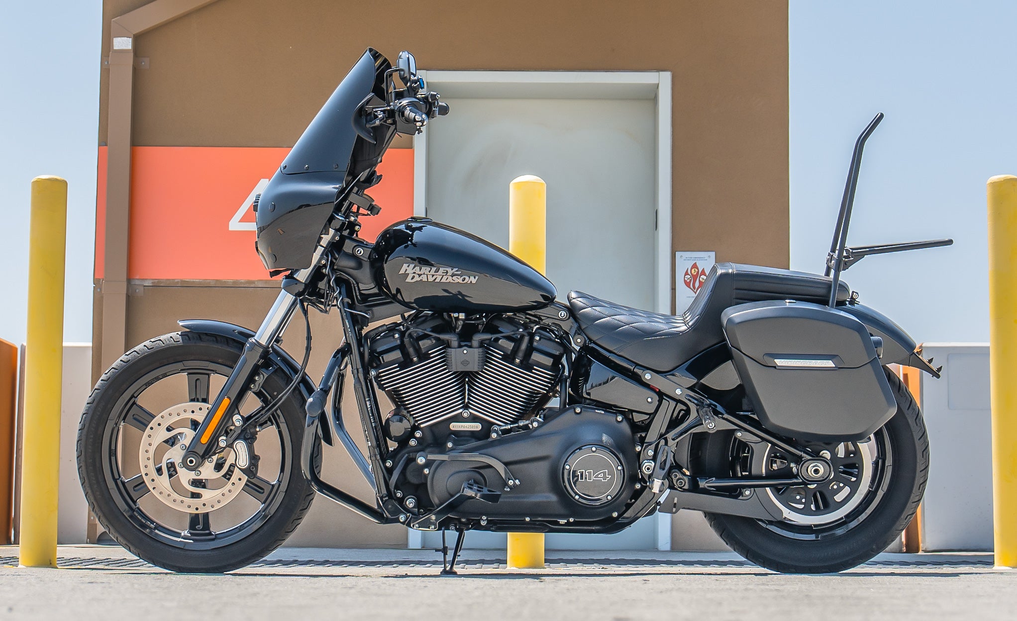 24L - Ironclad Quick-Mount Medium Harley Softail Street Bob FXBB Matte Hard Saddlebags Life Style Photo @expand