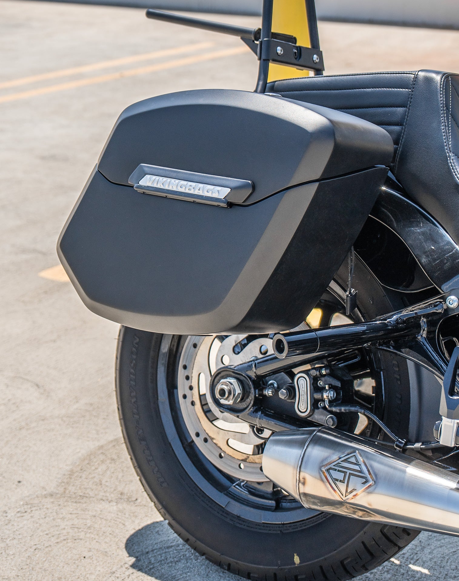 24L - Ironclad Quick-Mount Medium Harley Softail Street Bob FXBB Matte Hard Saddlebags Life style 3