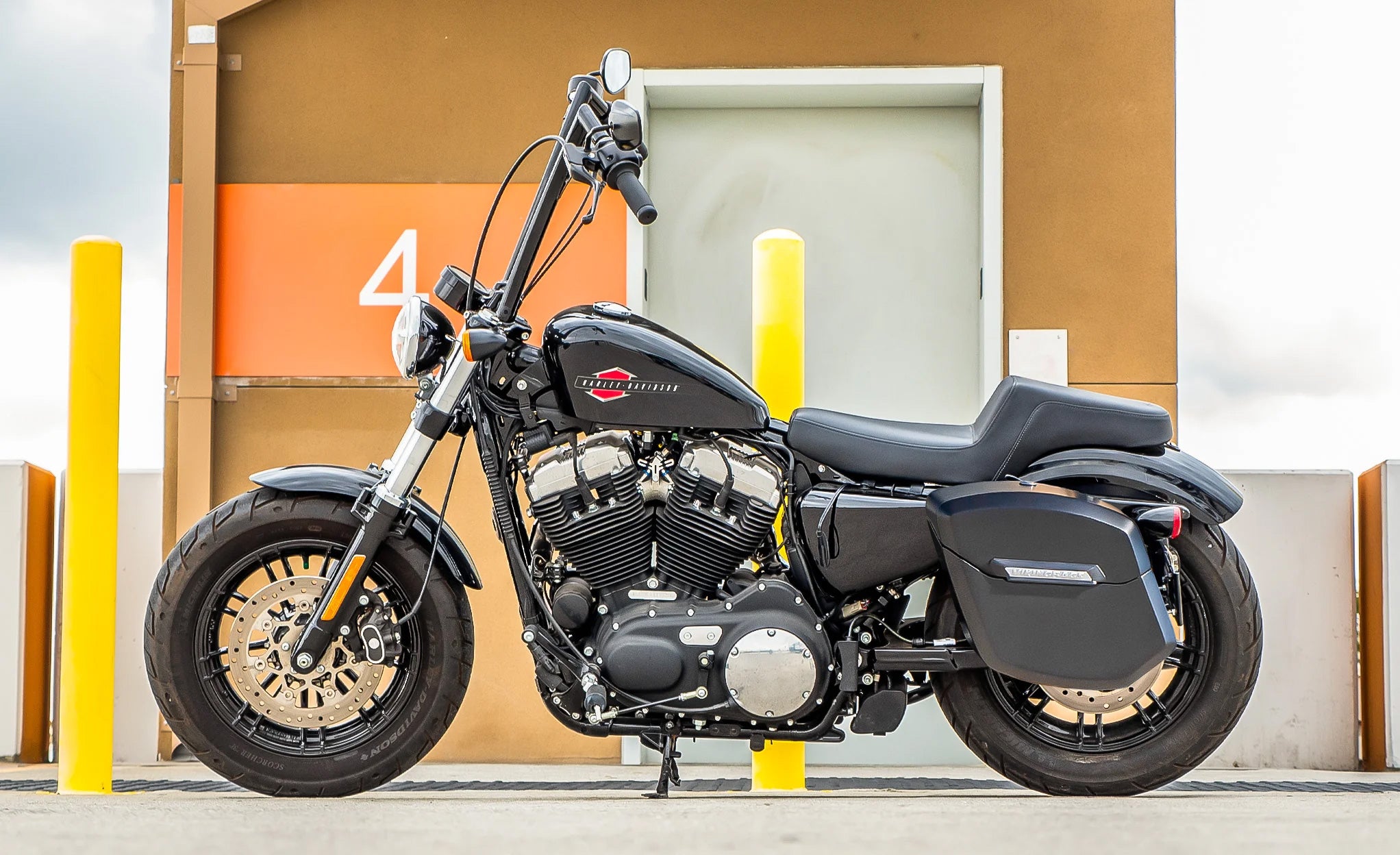 24L - Ironclad Quick-Mount Medium Harley Sportster 1200 Custom XL1200C Matte Hard Saddlebags Life Style Photo @expand