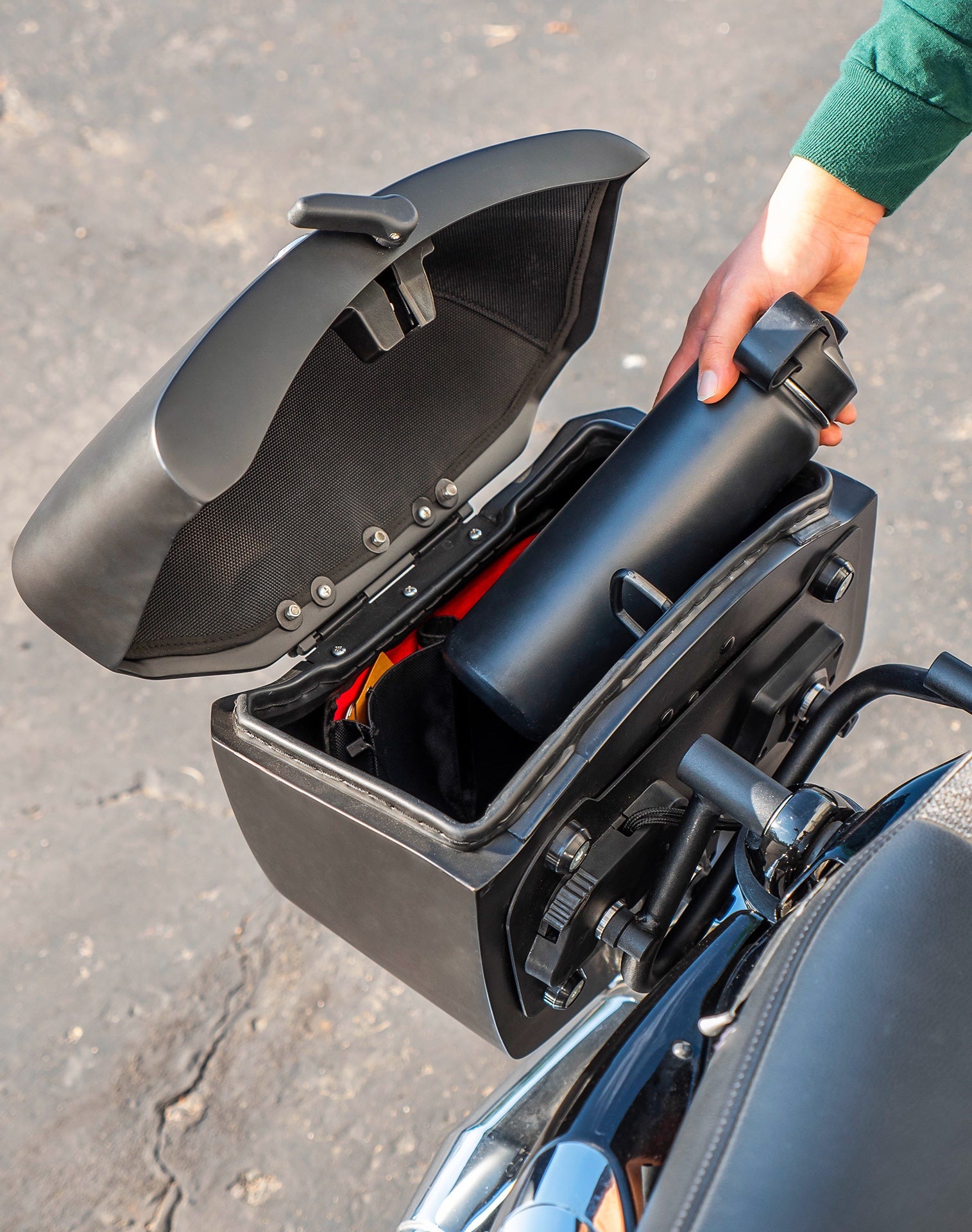 24L - Ironclad Quick-Mount Medium Harley Sportster 1200 Custom XL1200C Matte Hard Saddlebags Life style 4