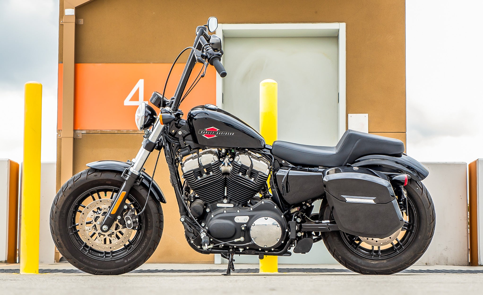 24L - Ironclad Quick-Mount Medium Harley Sportster 1200 Custom XL1200C Painted Hard Saddlebags Life Style Photo @expand