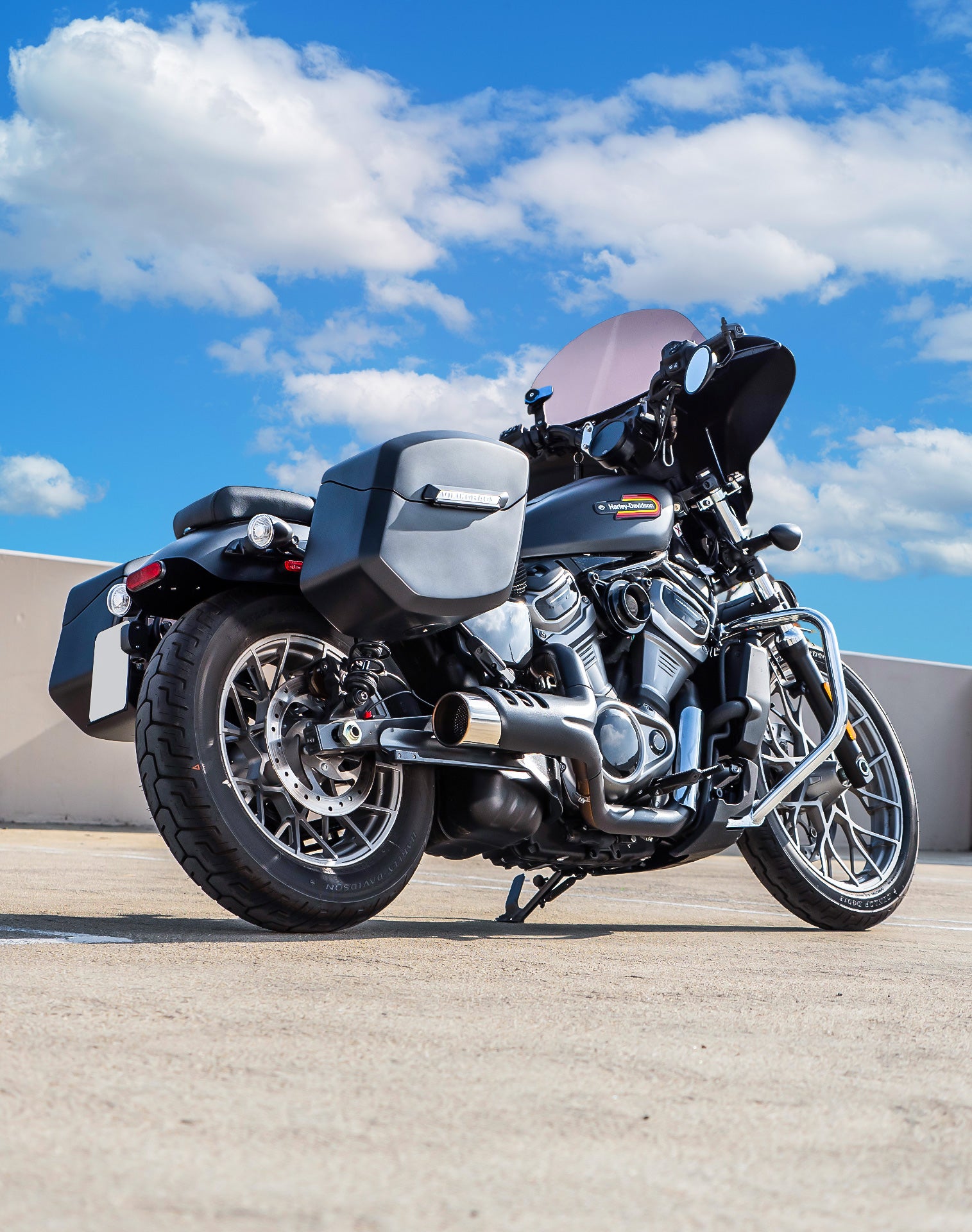 24L - Ironclad Quick-Mount Medium Harley Sportster Nightster RH975/S Matte Hard Saddlebags Life style 1