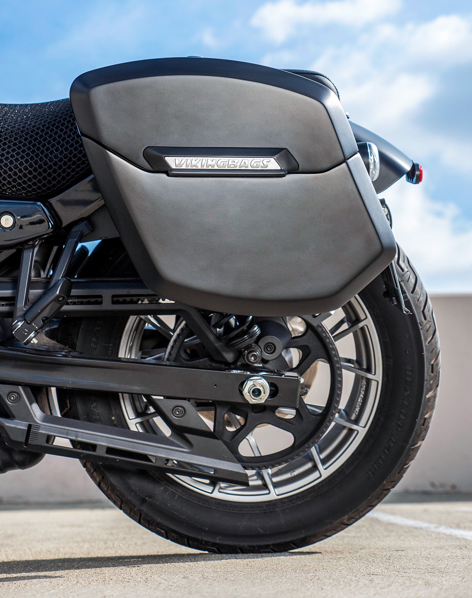 24L - Ironclad Quick-Mount Medium Harley Sportster Nightster RH975/S Matte Hard Saddlebags Life style 2