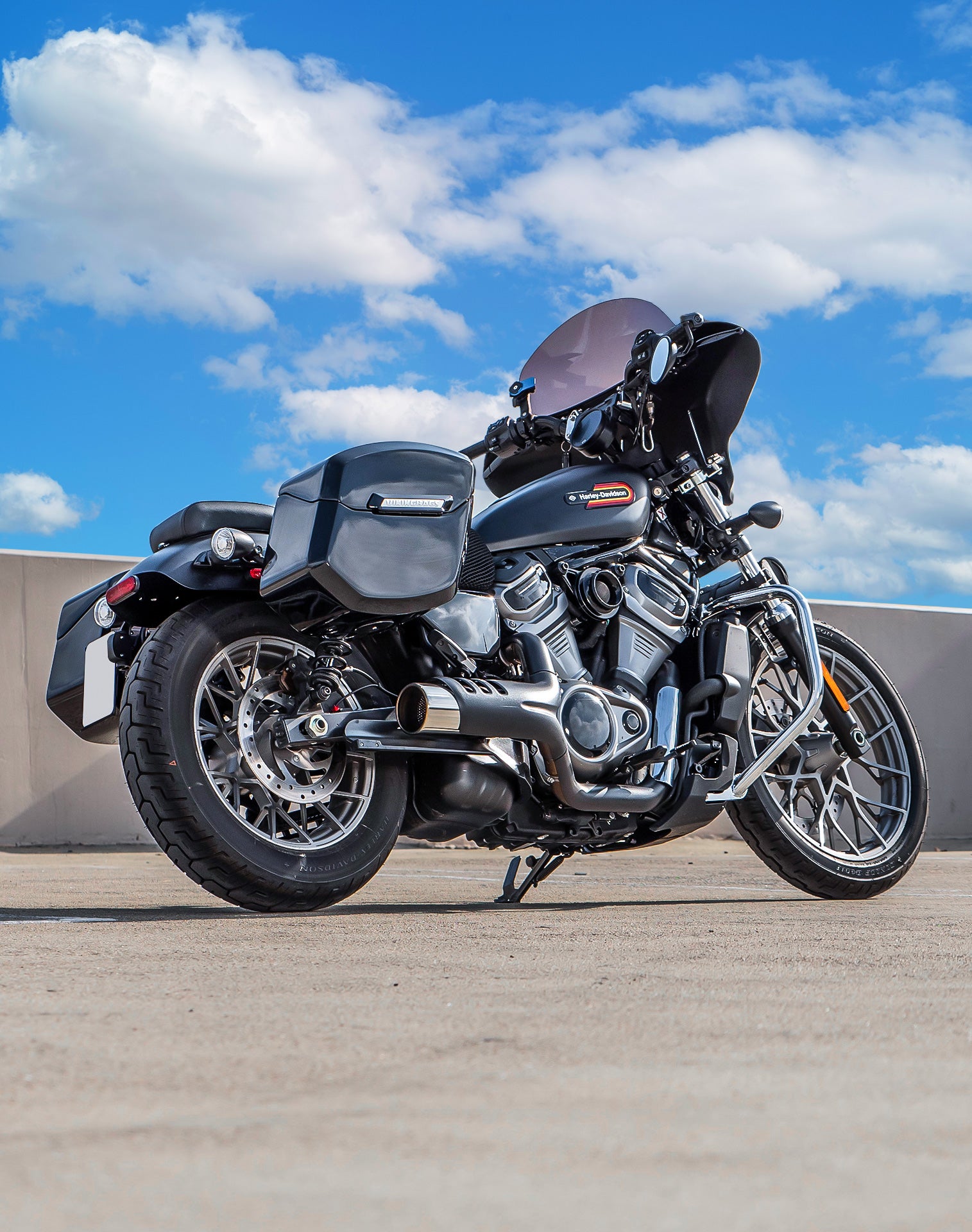 24L - Ironclad Quick-Mount Medium Harley Sportster Nightster RH975/S Painted Hard Saddlebags Life style 1