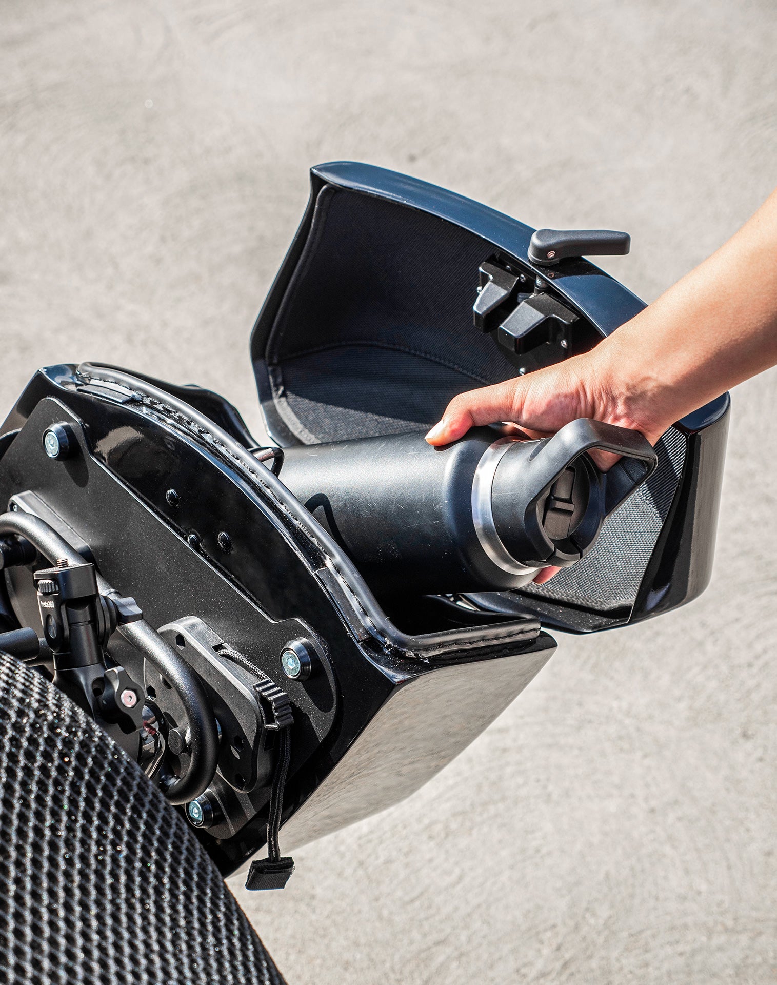 24L - Ironclad Quick-Mount Medium Harley Sportster Nightster RH975/S Painted Hard Saddlebags Life style 3