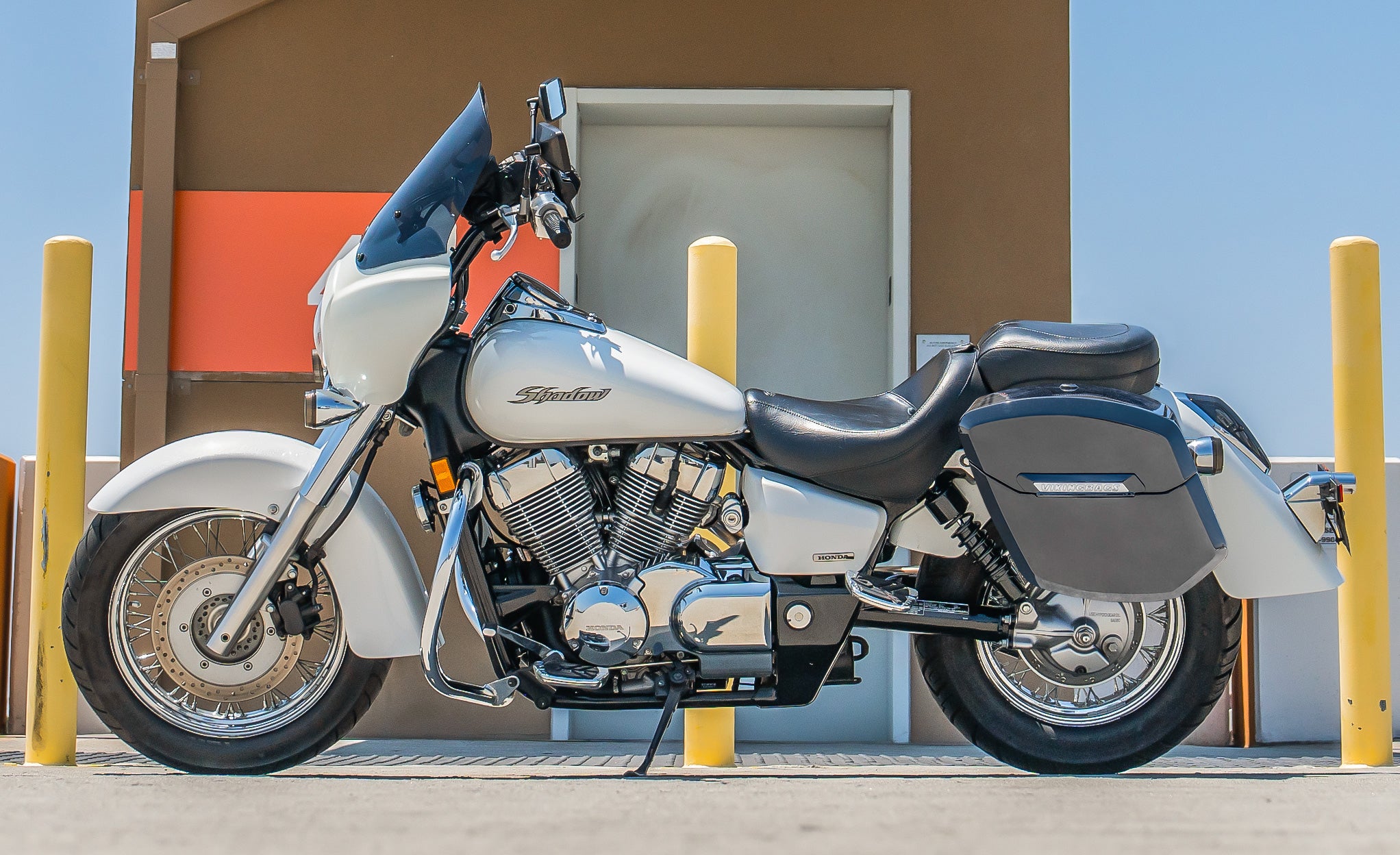 24L - Ironclad Quick-Mount Medium Honda 750 Shadow Aero Painted Hard Saddlebags Life Style Photo @expand