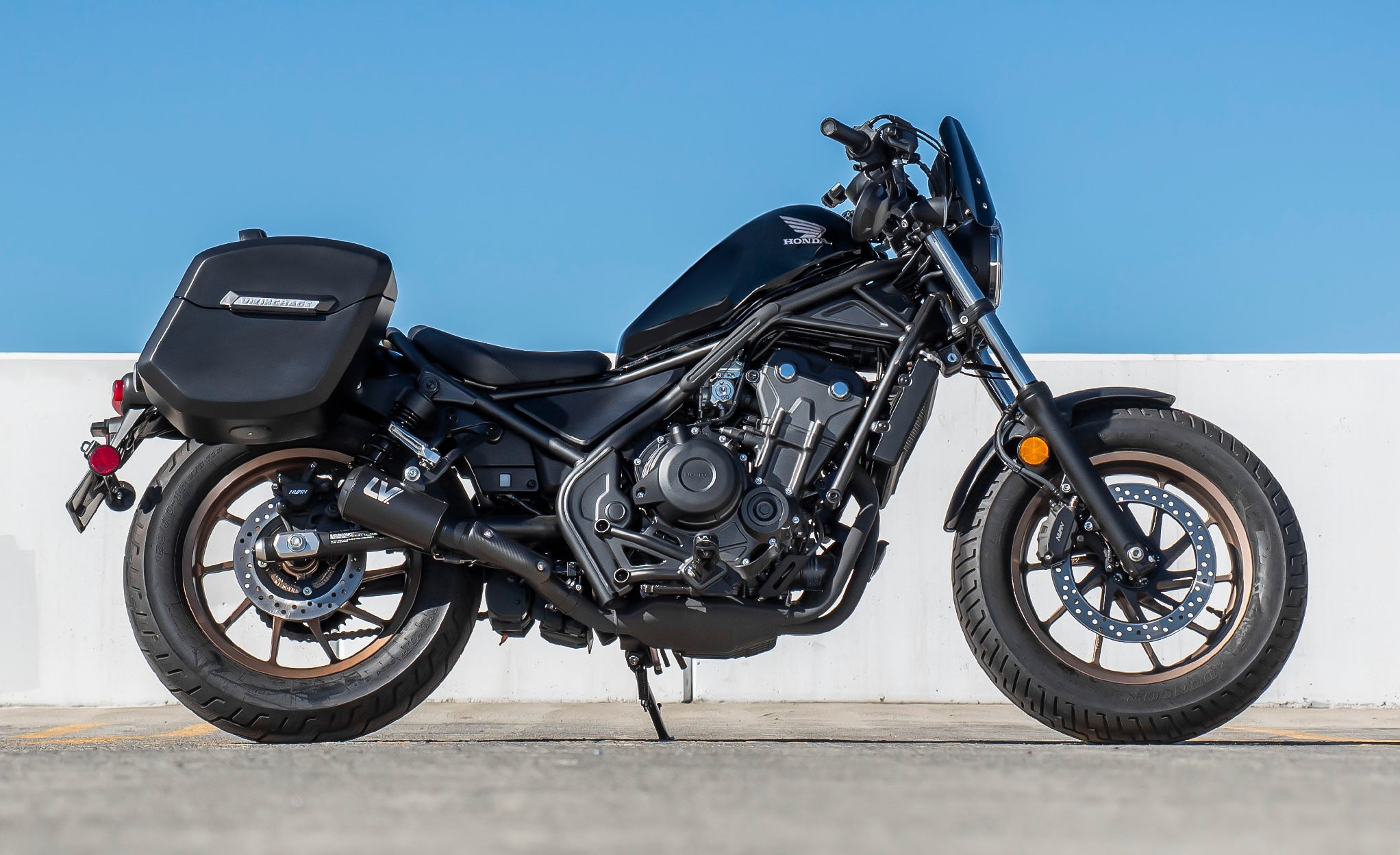 24L - Ironclad Quick-Mount Medium Honda Rebel 500 Matte Hard Saddlebags Life Style Photo @expand