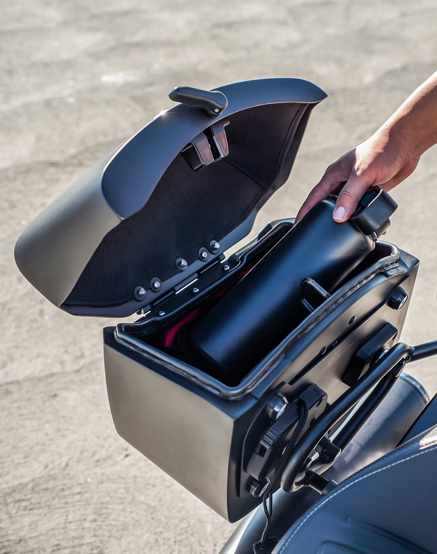 24L - Ironclad Quick-Mount Medium Indian Scout Bobber Sixty Matte Hard Saddlebags Life style 4