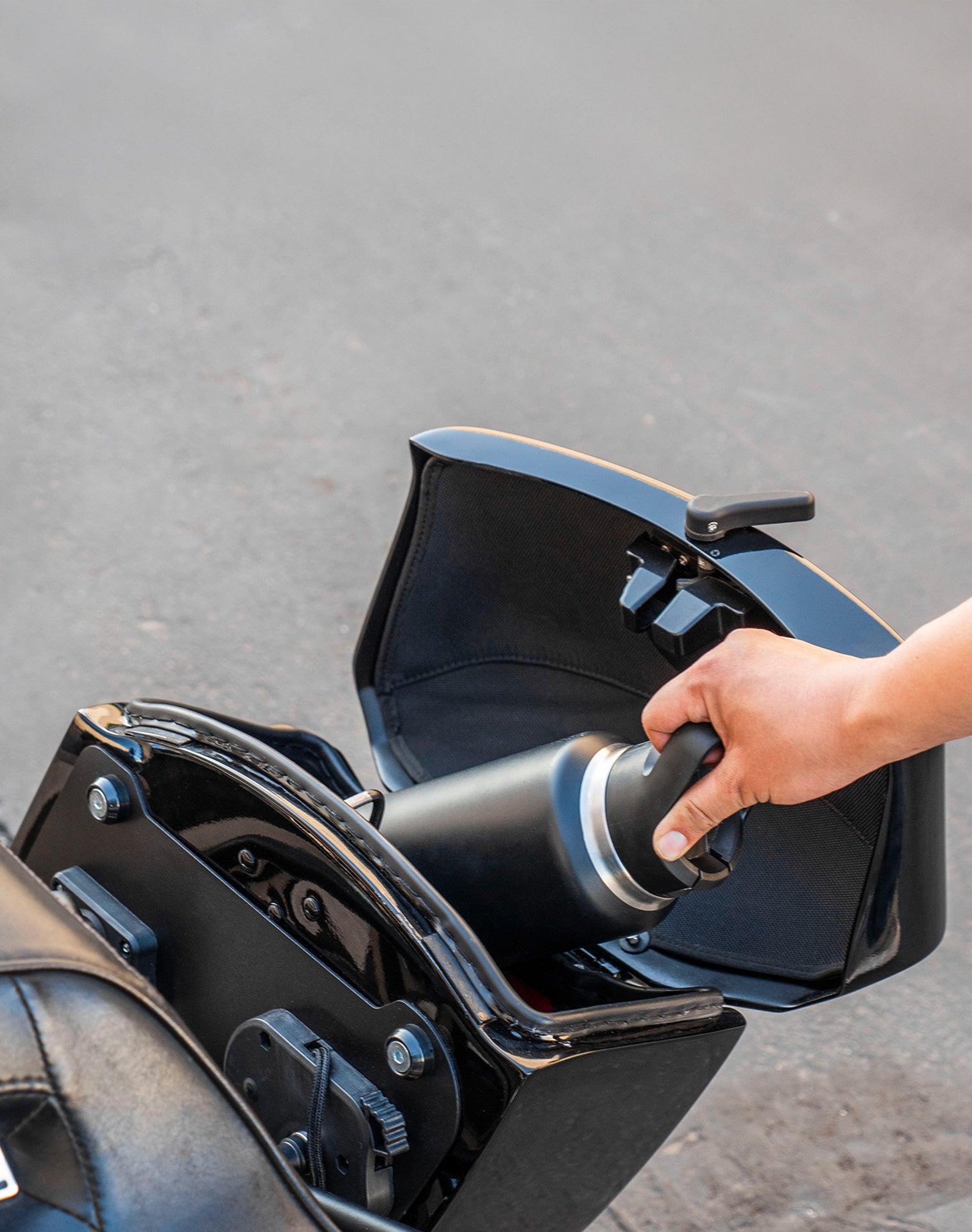 24L - Ironclad Quick-Mount Medium Indian Super Chief Limited Painted Hard Saddlebags Lifestyle Image