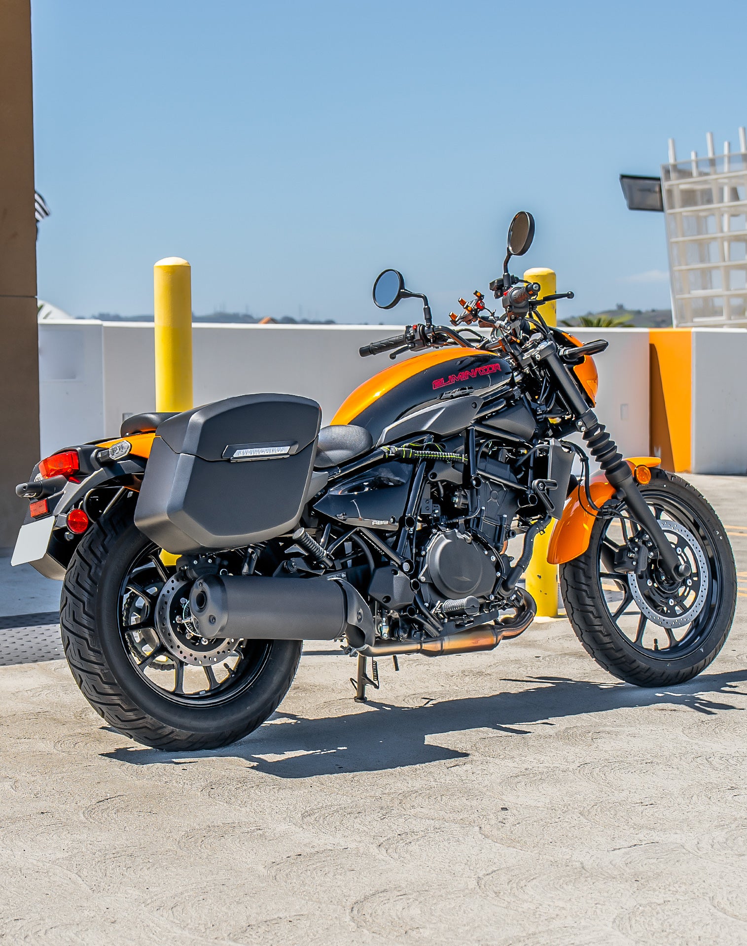 24L - Ironclad Quick-Mount Medium Kawasaki Eliminator 450 Matte Hard Saddlebags Life style 1