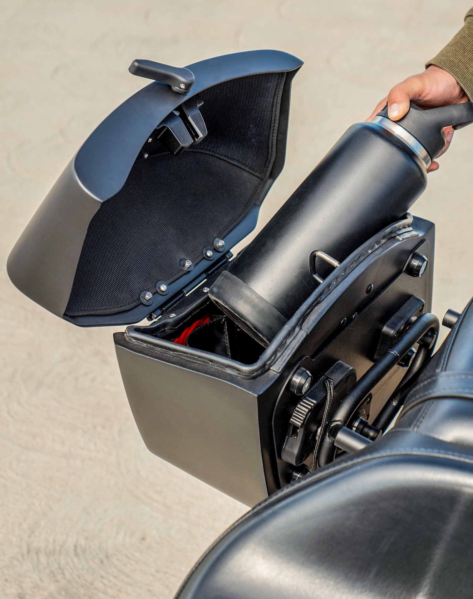 24L - Ironclad Quick-Mount Medium Kawasaki Vulcan 900 Classic VN900 Matte Hard Saddlebags Life style 4