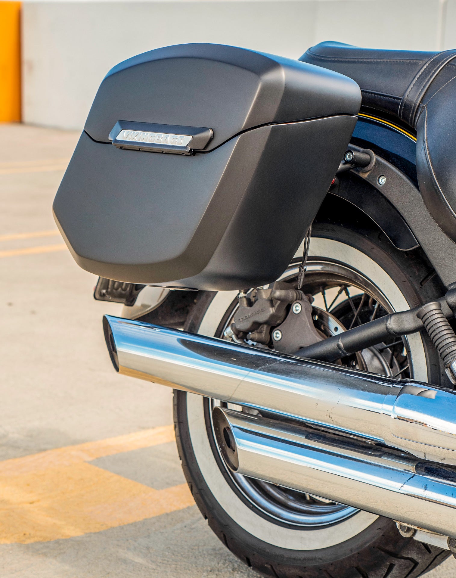 24L - Ironclad Quick-Mount Medium Kawasaki Vulcan 900 Classic VN900 Matte Hard Saddlebags Life style 3