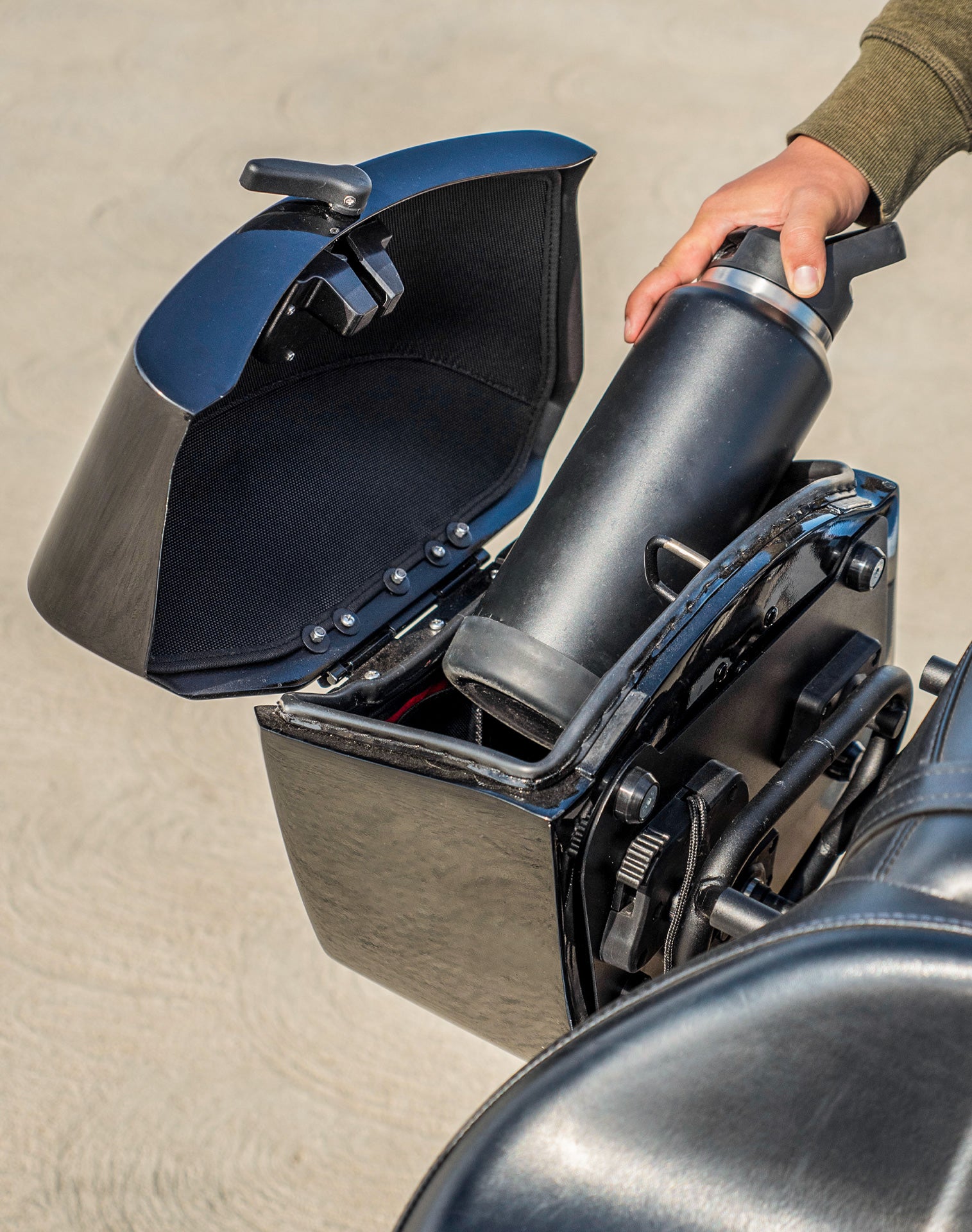 24L - Ironclad Quick-Mount Medium Kawasaki Vulcan 900 Classic VN900 Painted Hard Saddlebags Life style 4