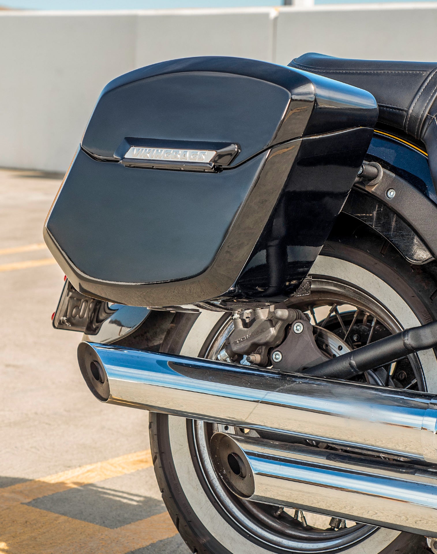 24L - Ironclad Quick-Mount Medium Kawasaki Vulcan 900 Classic VN900 Painted Hard Saddlebags Life style 3