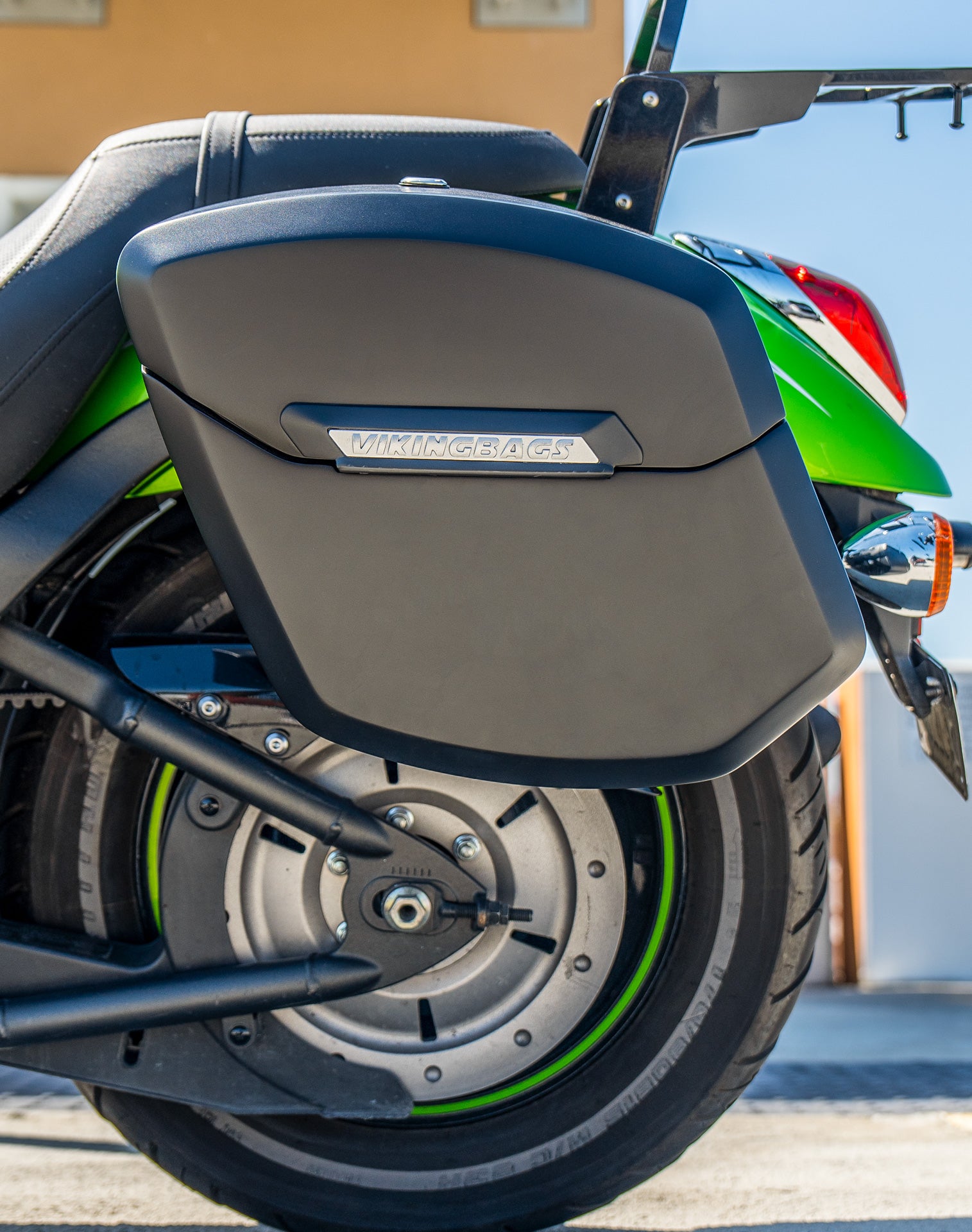 24L - Ironclad Quick-Mount Medium Kawasaki Vulcan 900 Custom Matte Hard Saddlebags Life style 2