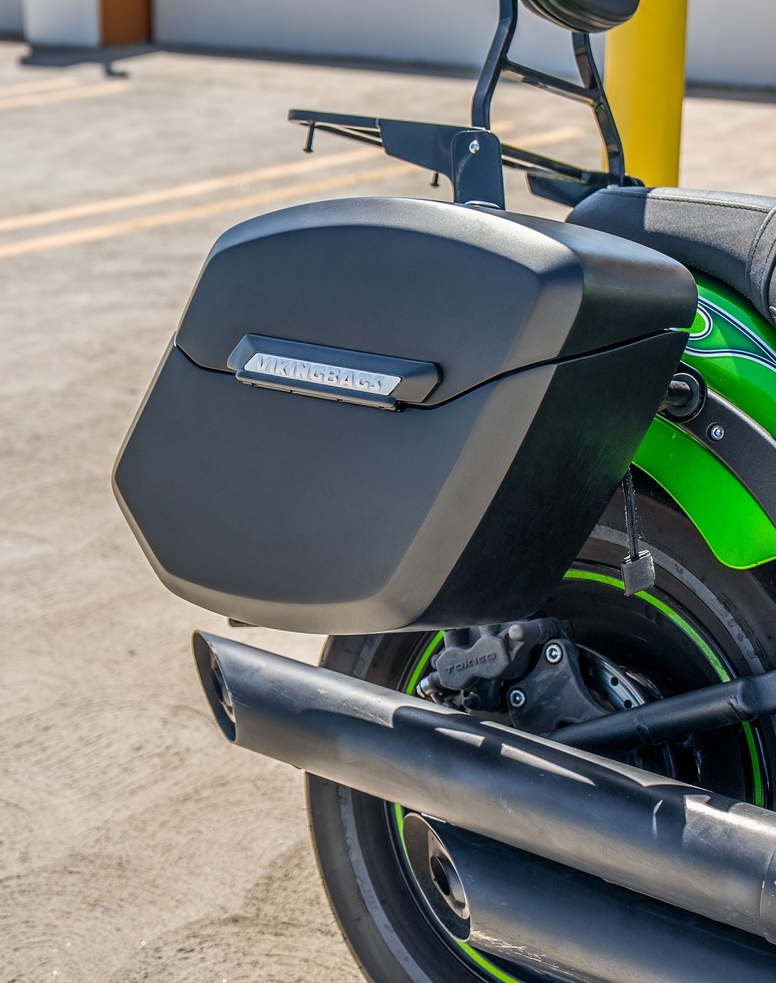 24L - Ironclad Quick-Mount Medium Kawasaki Vulcan 900 Custom Matte Hard Saddlebags Life style 3