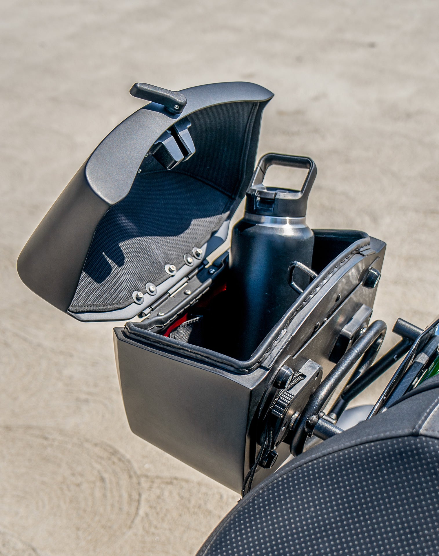 24L - Ironclad Quick-Mount Medium Kawasaki Vulcan 900 Custom Matte Hard Saddlebags Life style 4