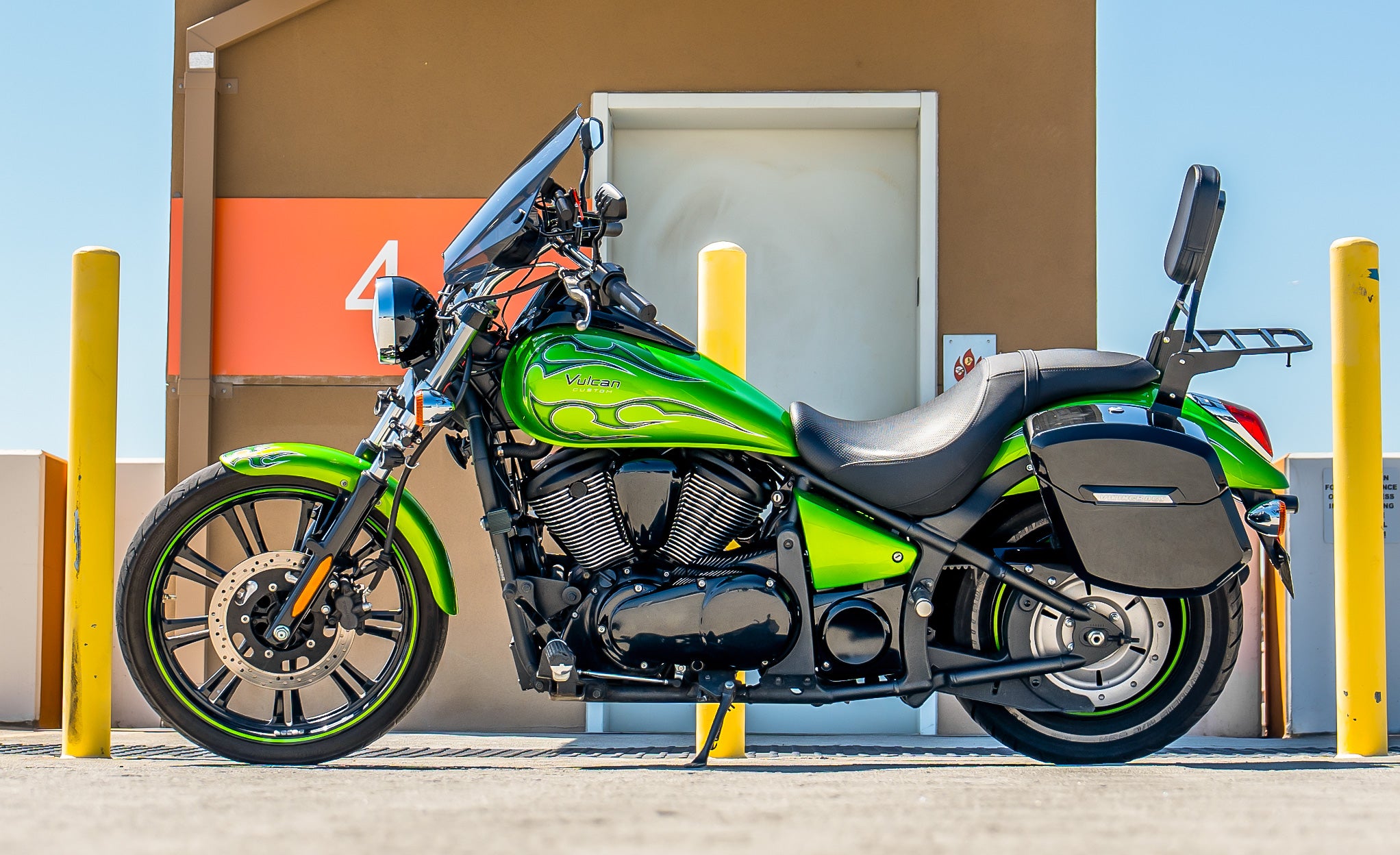 24L - Ironclad Quick-Mount Medium Kawasaki Vulcan 900 Custom Painted Hard Saddlebags Life Style Photo @expand