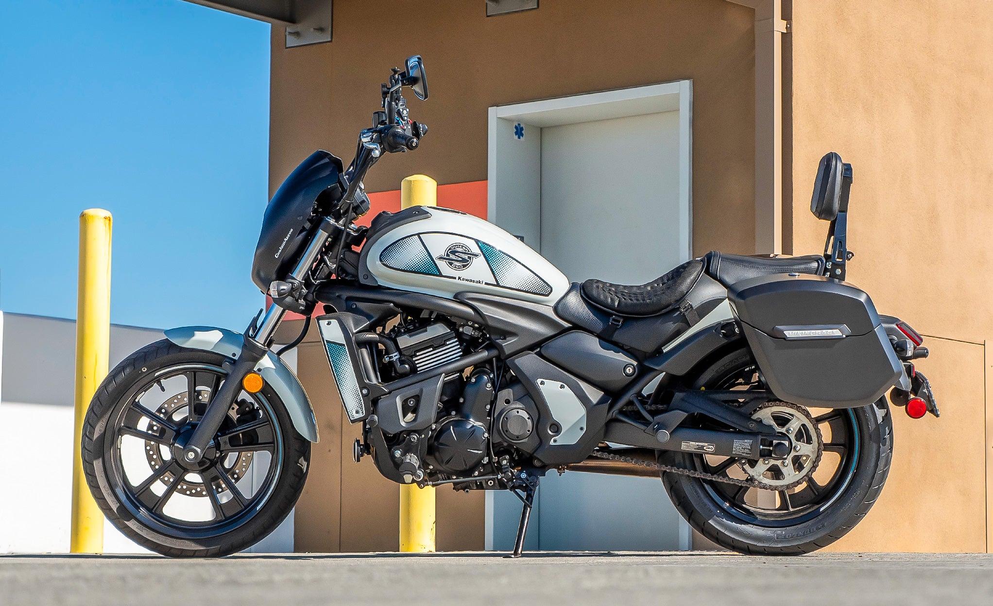 24L - Ironclad Quick-Mount Medium Kawasaki Vulcan S Matte Hard Saddlebags Life Style Photo @expand