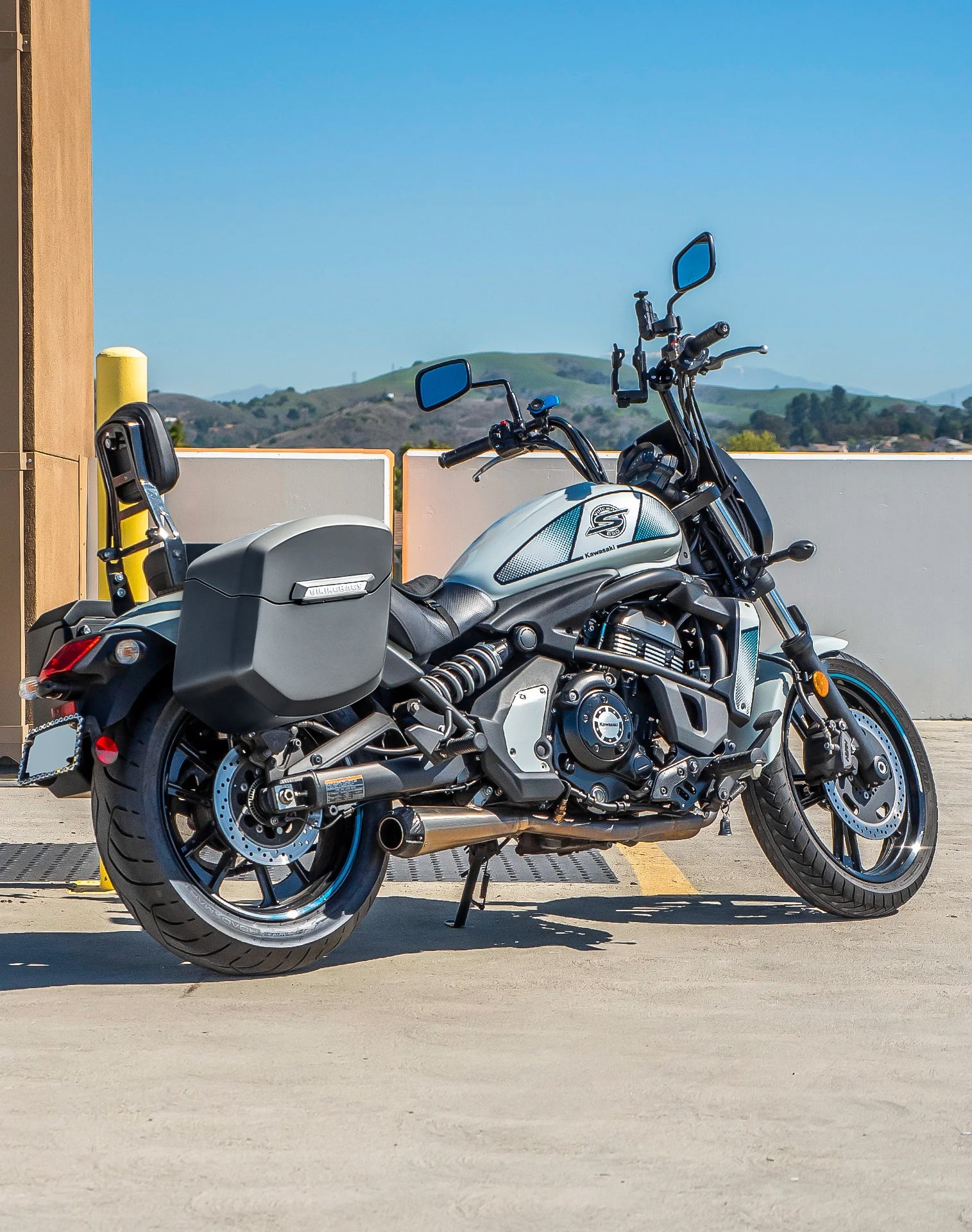 24L - Ironclad Quick-Mount Medium Kawasaki Vulcan S Matte Hard Saddlebags Life style 1