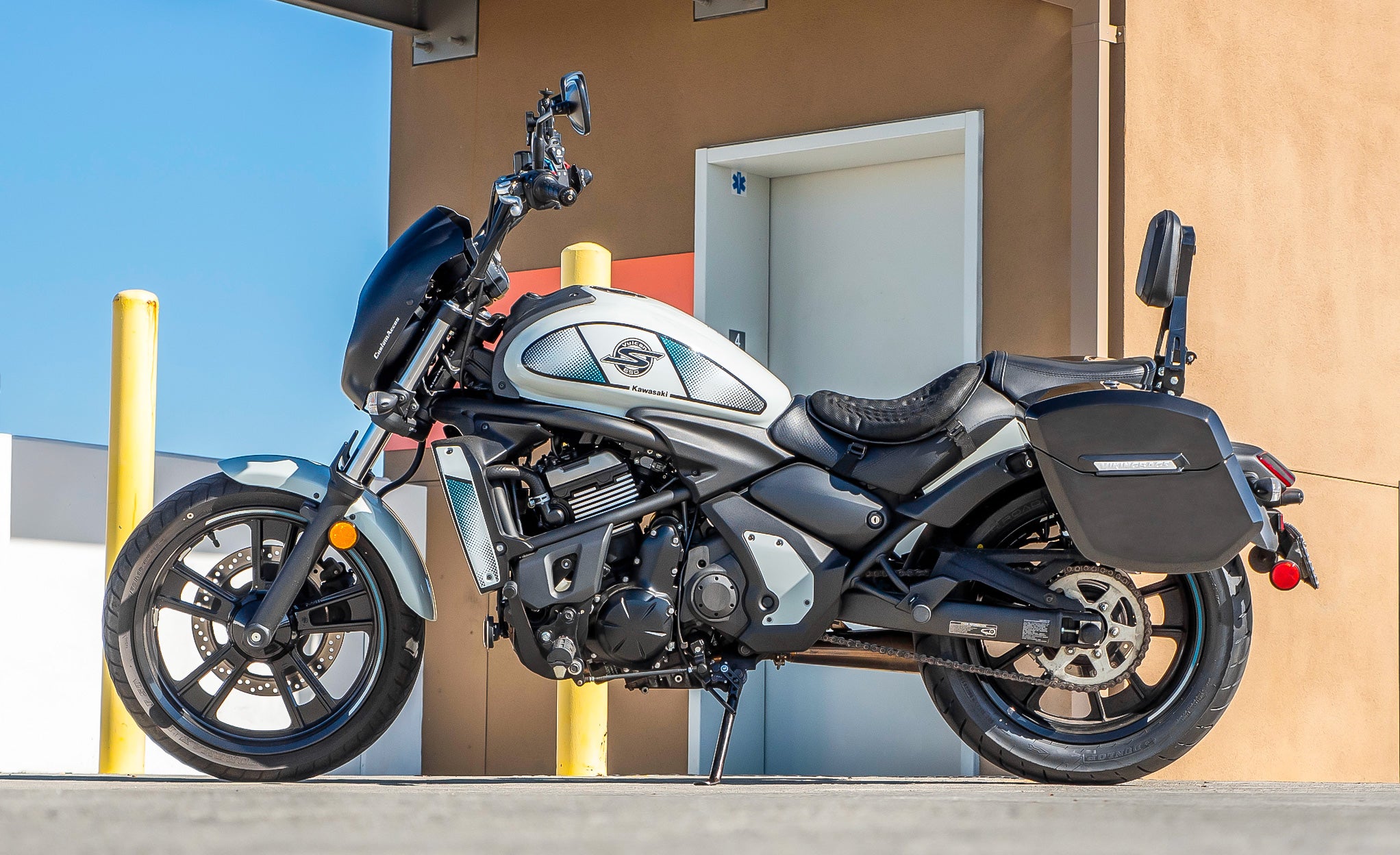 24L - Ironclad Quick-Mount Medium Kawasaki Vulcan S Painted Hard Saddlebags Life Style Photo @expand