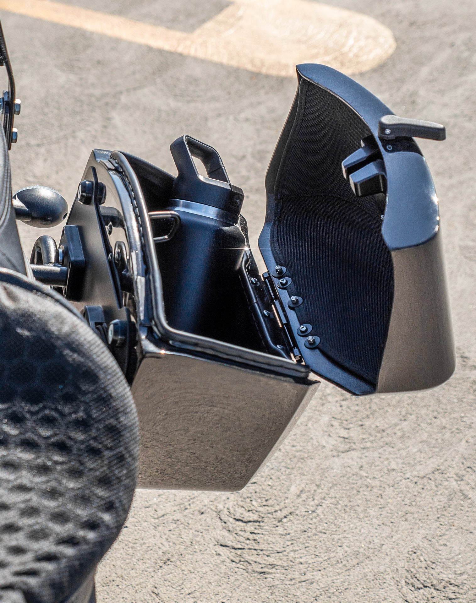 24L - Ironclad Quick-Mount Medium Kawasaki Vulcan S Painted Hard Saddlebags Life style 4