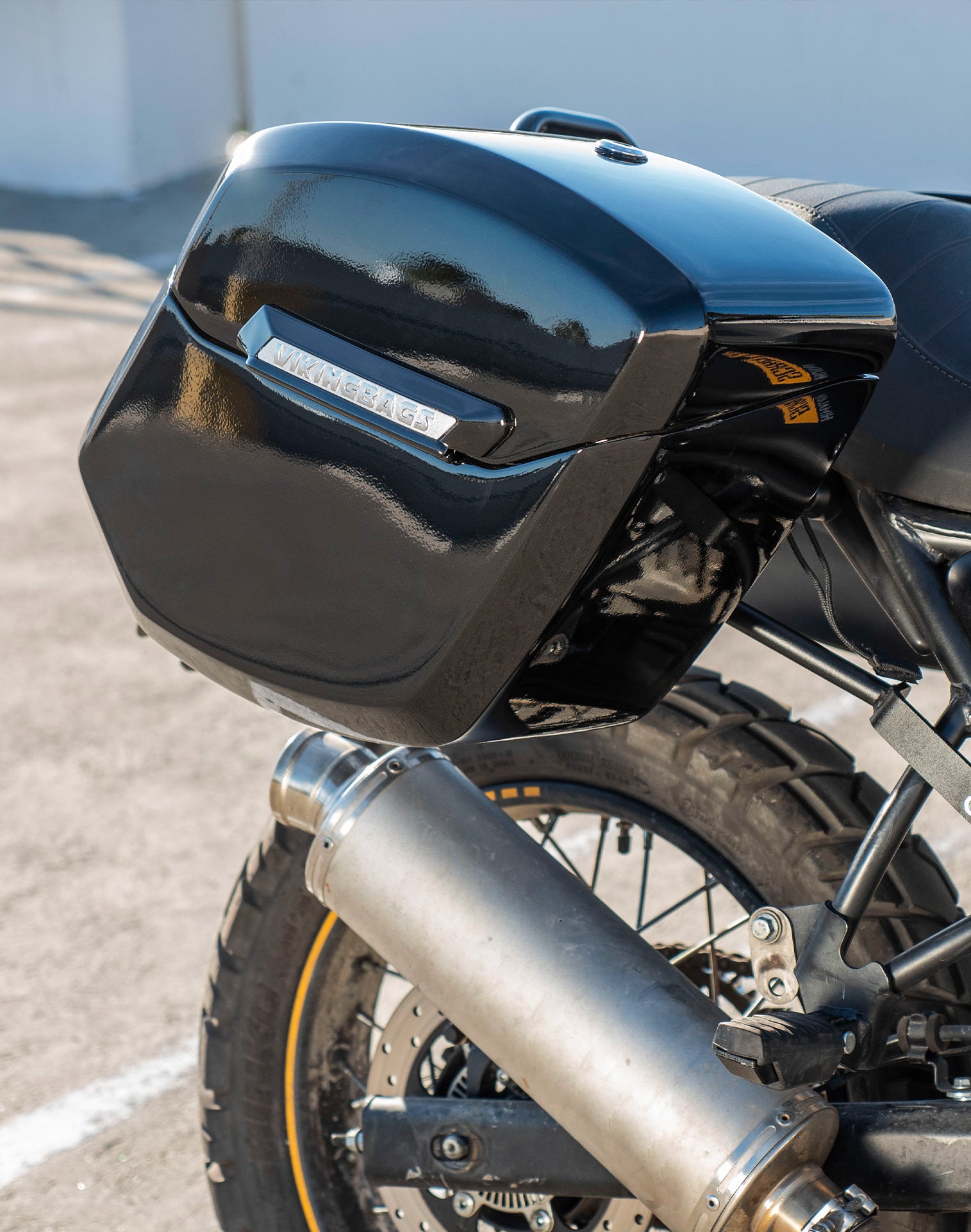 24L - Ironclad Quick-Mount Medium Royal Enfield Scram 411 Painted Hard Saddlebags Life style 2