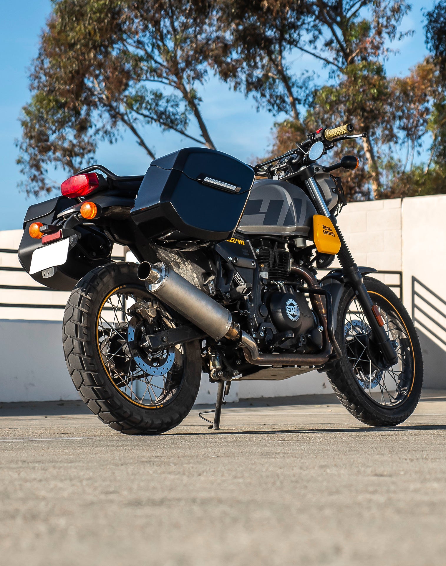 24L - Ironclad Quick-Mount Medium Royal Enfield Scram 411 Painted Hard Saddlebags Life style 1