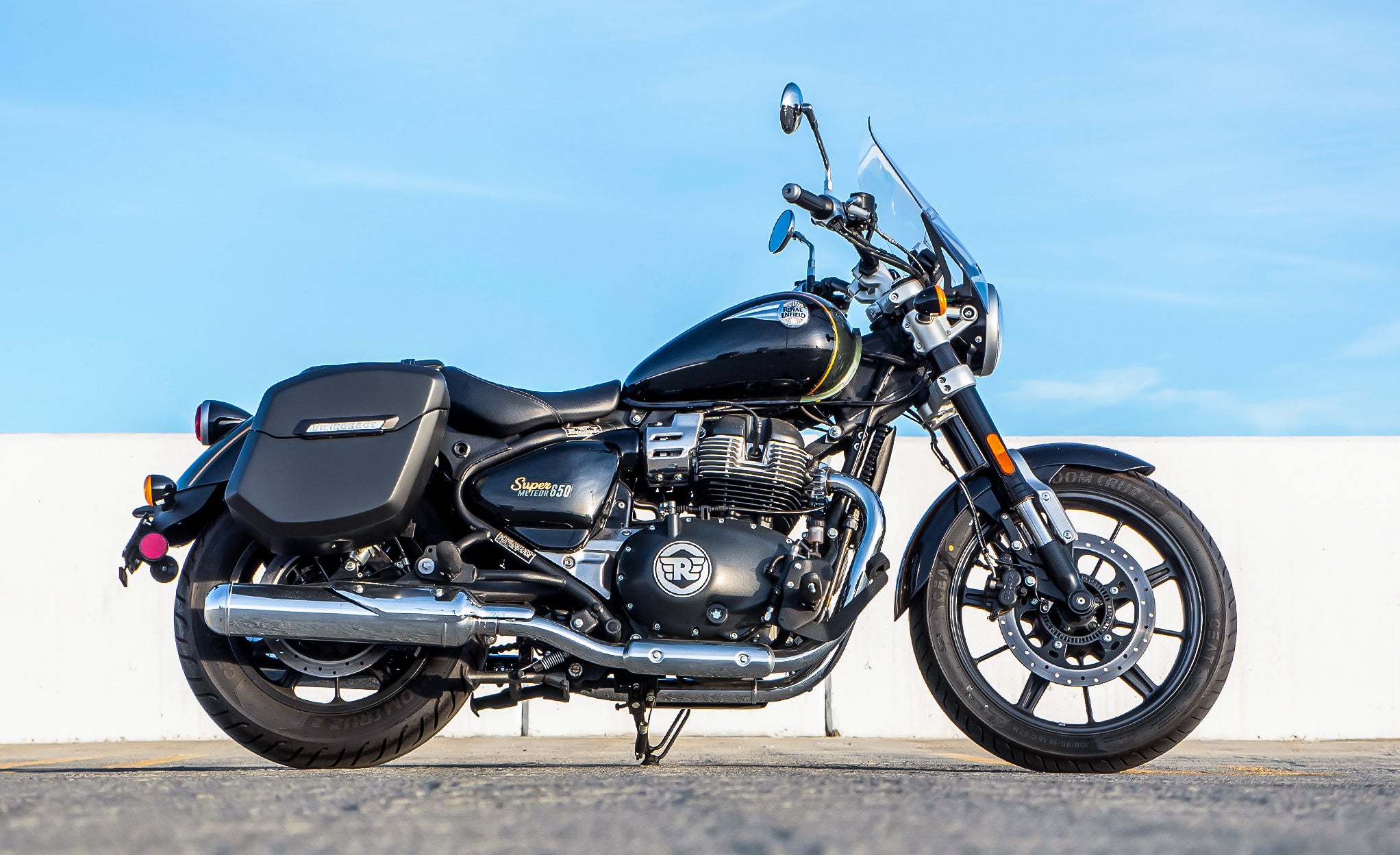 24L - Ironclad Quick-Mount Medium Royal Enfield Super Meteor 650 Matte Hard Saddlebags Life Style Photo @expand