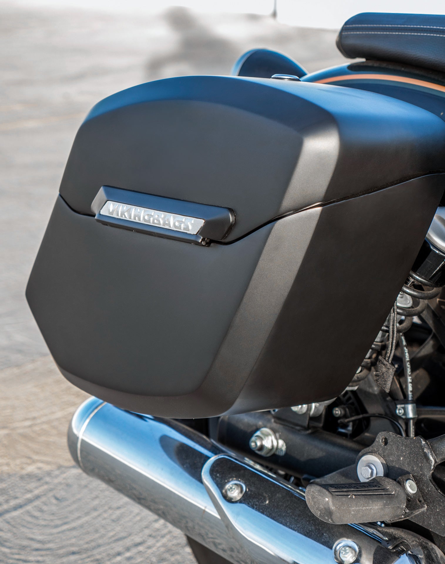 24L - Ironclad Quick-Mount Medium Royal Enfield Super Meteor 650 Matte Hard Saddlebags Life style 2